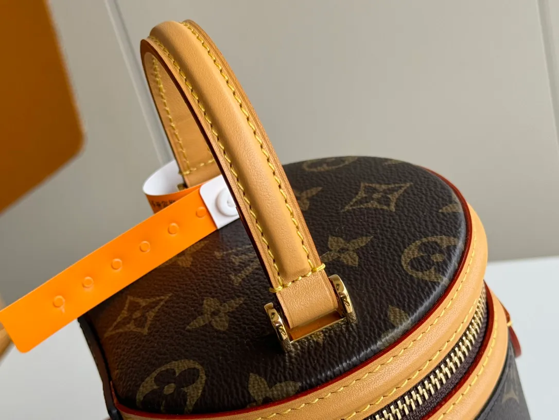 p1920 [Equipped with a full set of mb packaging Nano Cannes] Special grade all-steel M82952 presbyopic rhombus ◇ Fabric variable code jump chip version Exclusive duty-free channel This Nano Cannes handbag is cut into a cylindrical configuration from Monogram canvas, which coincides with the design of the cosmetic bag. The leather trim and embossed logo on the label are richly detailed, and the handles and detachable and adjustable shoulder strap allow for a variety of carrying styles. Model: M82952 Presbyopia Size: 13*13*14cm