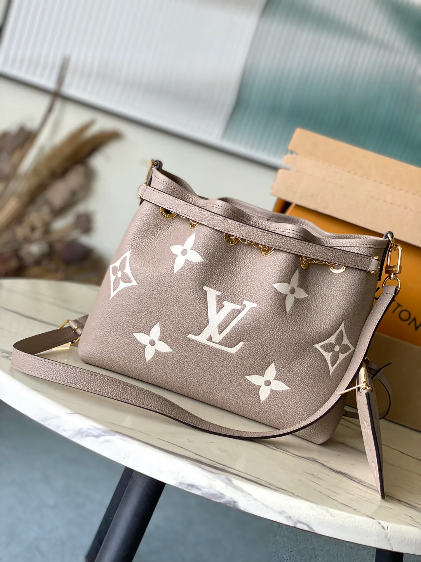 💰1260 (top layer leather) top quality original item M25453 This Summer Bundle handbag is from the Dégradé series, with a new drawstring design that adds to the summer atmosphere. The Monogram Empreinte embossed leather bag features a gradient tone to brighten any seasonal look. The double handles and detachable cross-body strap provide a variety of stylish carrying options, making it a great companion for travel day and night. Detailed features: 28 x 20 x 11.5 cm (length x height x width)