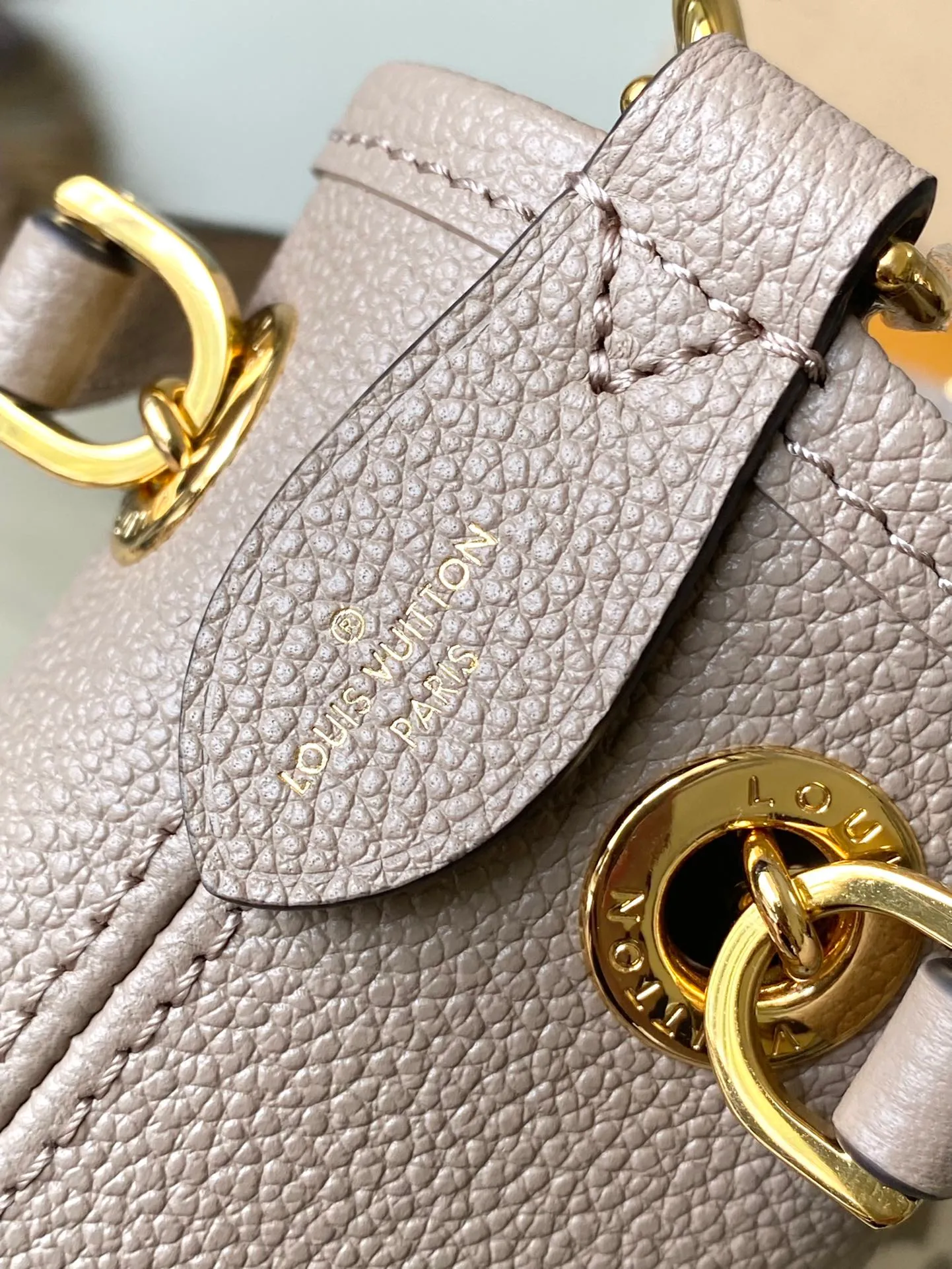💰1260 (top layer leather) top quality original item M25453 This Summer Bundle handbag is from the Dégradé series, with a new drawstring design that adds to the summer atmosphere. The Monogram Empreinte embossed leather bag features a gradient tone to brighten any seasonal look. The double handles and detachable cross-body strap provide a variety of stylish carrying options, making it a great companion for travel day and night. Detailed features: 28 x 20 x 11.5 cm (length x height x width)