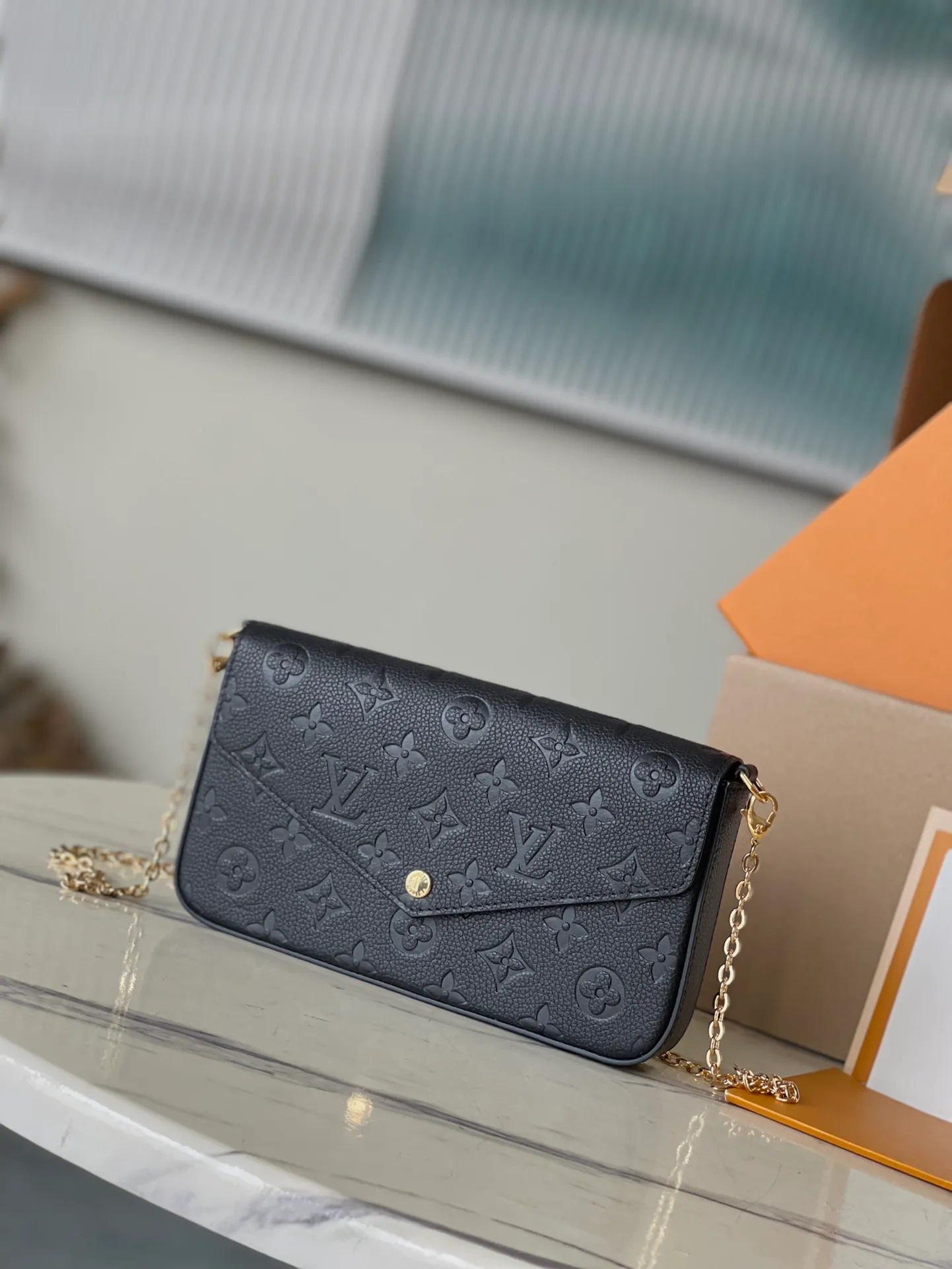 💰740 (top layer leather) top original order M64064 black. Support counter inspection. Photos taken of duty-free goods are consistent with the product without unpacking. This product is an exclusive duty-free product in the market and is the highest-end product. Inspection is supported. This product has passed strict inspection and is flawless. Please wear gloves when touching the product. This product is not returnable or exchangeable. Please confirm the product first and then remove the label on the handle. This product is temporarily not open to the public, only regular customers, and is in short supply. Dimensions: 25 x 14.5 x 4.5 cm