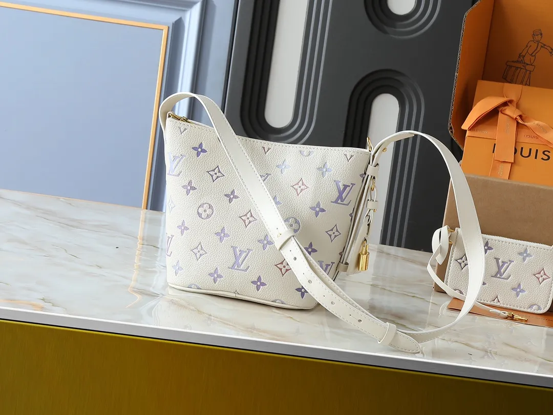 💰220💰Upgraded from the original M25673 M12925. This All In BB handbag is from the Dream series. The Monogram embossed grain leather presents a unique watercolor gradient effect, and the design is completed with glossy metal parts. A sophisticated name tag, signature padlock and removable zippered interior pocket add to the details, making it ideal for shoulder or hand carry. Dimensions: 16.0 x 18.0 x 12.0 cm (length x height x width)
