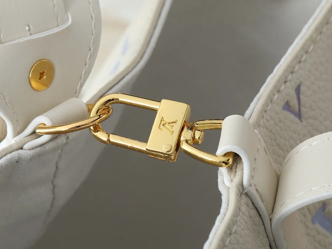 💰220💰Upgraded from the original M25673 M12925. This All In BB handbag is from the Dream series. The Monogram embossed grain leather presents a unique watercolor gradient effect, and the design is completed with glossy metal parts. A sophisticated name tag, signature padlock and removable zippered interior pocket add to the details, making it ideal for shoulder or hand carry. Dimensions: 16.0 x 18.0 x 12.0 cm (length x height x width)