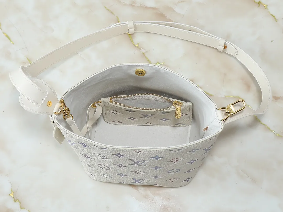 💰220💰Upgraded from the original M25673 M12925. This All In BB handbag is from the Dream series. The Monogram embossed grain leather presents a unique watercolor gradient effect, and the design is completed with glossy metal parts. A sophisticated name tag, signature padlock and removable zippered interior pocket add to the details, making it ideal for shoulder or hand carry. Dimensions: 16.0 x 18.0 x 12.0 cm (length x height x width)