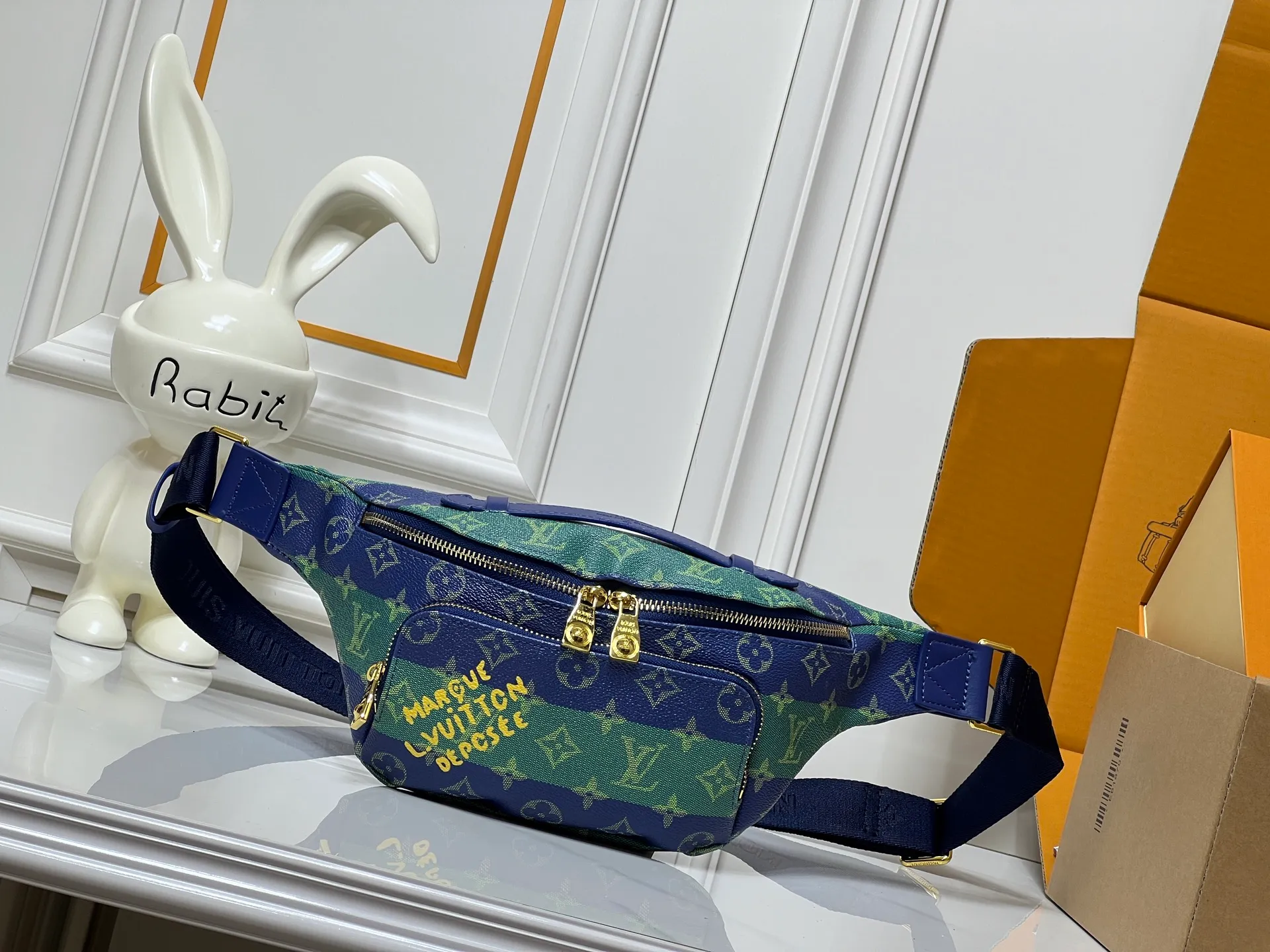 Batch 240💰Upgraded from the original M15271 N00205 M14920 M14019 M47085 M43644 This Rush waist bag is made of deep Monogram canvas body decorated with Damier and Monogram Reverse embroidered patches, making the unique pattern pop out. The adjustable shoulder strap enables you to switch between waist, shoulder or cross-body wear. Dimensions: 30.0 x 15.0 x 8.0 cm (length x height x width)