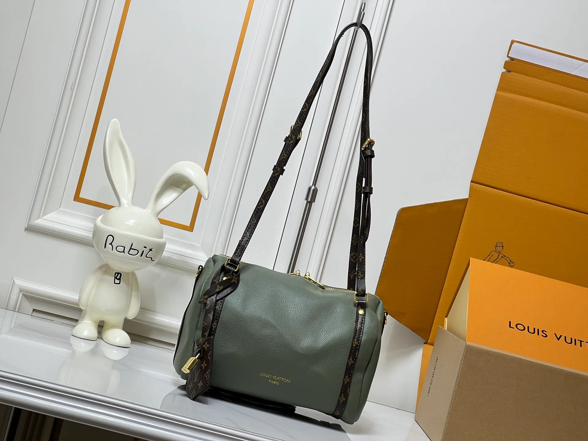 Batch 260💰Upgraded original M26037 M26451 M26359 M26397 M26358 M26039 M26905 M26360 M13668 M13667 This small Express handbag can be called an urban treasure, and its design is inspired by the brand's classic Keepall travel bag. Carefully crafted from fine calf leather, it is decorated with Monogram's classic pattern trim and lining, and is paired with metal hardware and iconic key cases and padlocks, embodying the essence of Louis Vuitton's travel heritage. The compact size can accommodate daily belongings and can be carried in various ways, making it suitable for modern urban life. Dimensions: 26 x 17 x 13.5 (cm) ((length x height x width)