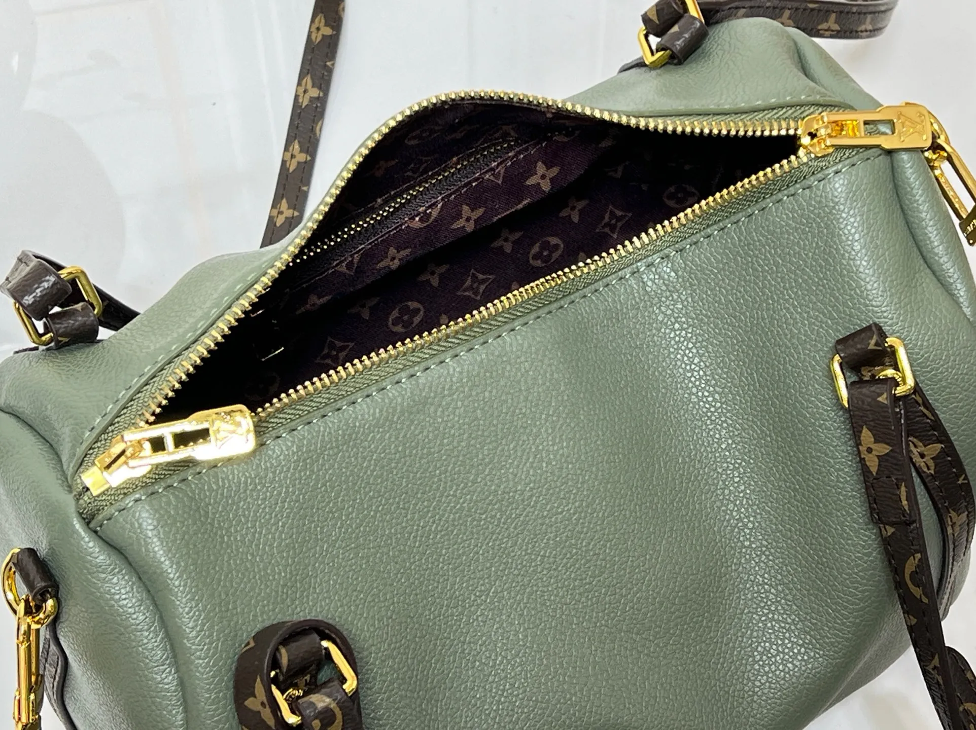 Batch 260💰Upgraded original M26037 M26451 M26359 M26397 M26358 M26039 M26905 M26360 M13668 M13667 This small Express handbag can be called an urban treasure, and its design is inspired by the brand's classic Keepall travel bag. Carefully crafted from fine calf leather, it is decorated with Monogram's classic pattern trim and lining, and is paired with metal hardware and iconic key cases and padlocks, embodying the essence of Louis Vuitton's travel heritage. The compact size can accommodate daily belongings and can be carried in various ways, making it suitable for modern urban life. Dimensions: 26 x 17 x 13.5 (cm) ((length x height x width)
