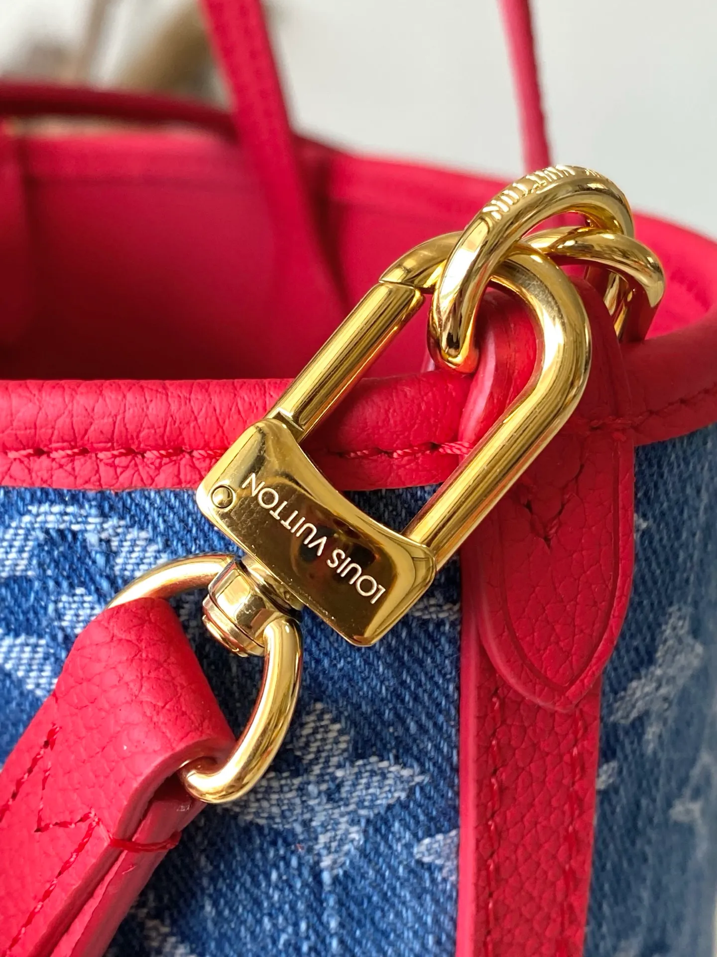 💰1180 Top Original Order M14997 This Neverfull Inside Out BB handbag comes from the Louis Vuitton Cherry embroidery pays homage to the Japanese artist's distinctive style, and a removable denim zip pocket completes the design. Dimensions: 26.5 × 16.5 × 11 cm