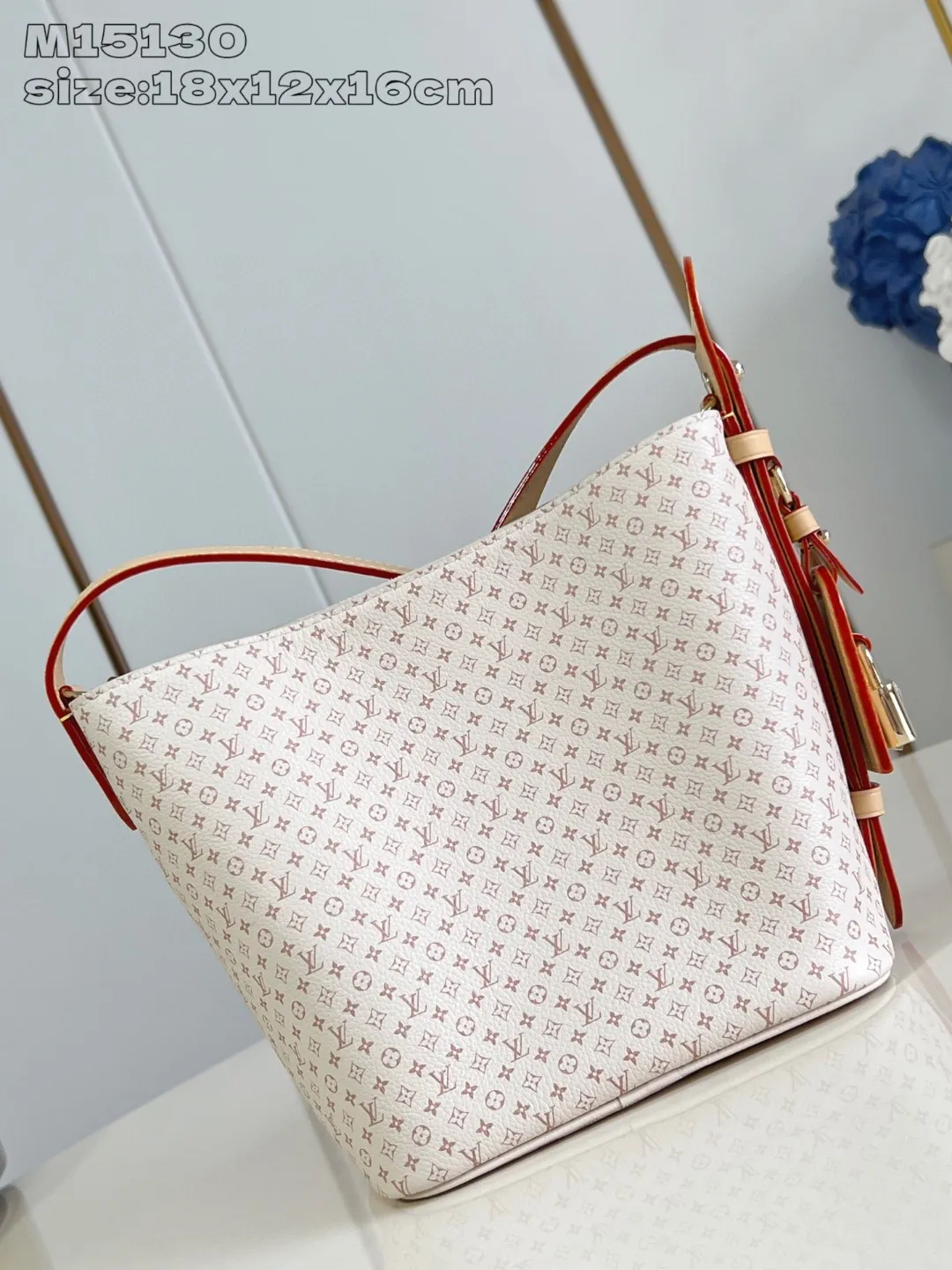 💰1180 Top original individual real shot M15130] Louis Vuitton uses LV Romance elements to convey vitality and launches this All In BB handbag in the 2025 early autumn series. The classic Monogram and Damier patterns are creatively blended, and the delicate cowhide leather body is embellished with iconic padlocks and Bloom decorations. Plenty of space to easily store daily necessities, and the detachable zipper bag keeps small items safe and secure. 18 x 12 x 16 cm (height x width x length)