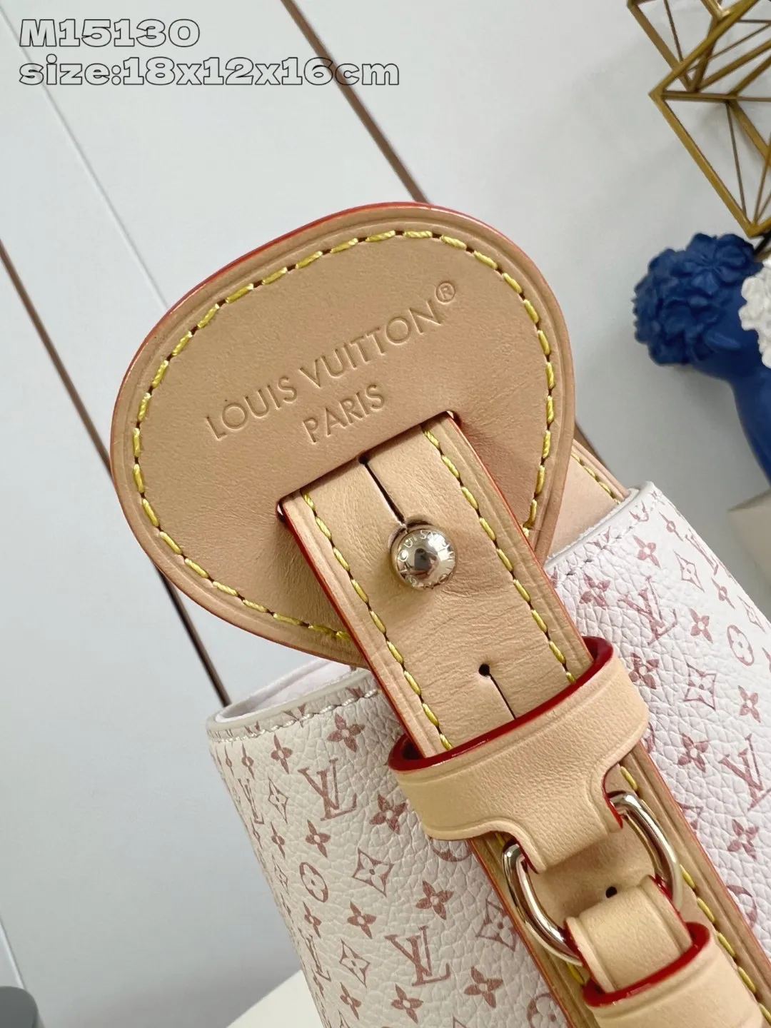 💰1180 Top original individual real shot M15130] Louis Vuitton uses LV Romance elements to convey vitality and launches this All In BB handbag in the 2025 early autumn series. The classic Monogram and Damier patterns are creatively blended, and the delicate cowhide leather body is embellished with iconic padlocks and Bloom decorations. Plenty of space to easily store daily necessities, and the detachable zipper bag keeps small items safe and secure. 18 x 12 x 16 cm (height x width x length)