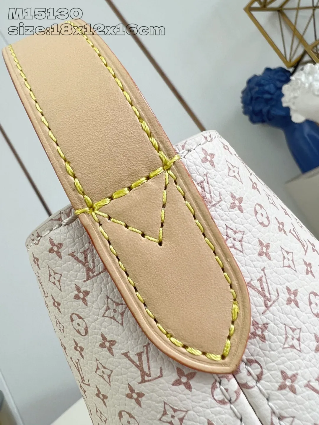 💰1180 Top original individual real shot M15130] Louis Vuitton uses LV Romance elements to convey vitality and launches this All In BB handbag in the 2025 early autumn series. The classic Monogram and Damier patterns are creatively blended, and the delicate cowhide leather body is embellished with iconic padlocks and Bloom decorations. Plenty of space to easily store daily necessities, and the detachable zipper bag keeps small items safe and secure. 18 x 12 x 16 cm (height x width x length)