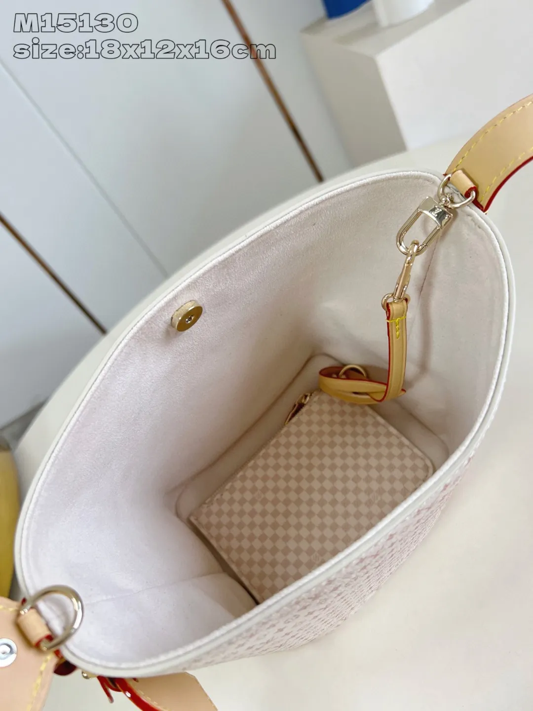 💰1180 Top original individual real shot M15130] Louis Vuitton uses LV Romance elements to convey vitality and launches this All In BB handbag in the 2025 early autumn series. The classic Monogram and Damier patterns are creatively blended, and the delicate cowhide leather body is embellished with iconic padlocks and Bloom decorations. Plenty of space to easily store daily necessities, and the detachable zipper bag keeps small items safe and secure. 18 x 12 x 16 cm (height x width x length)