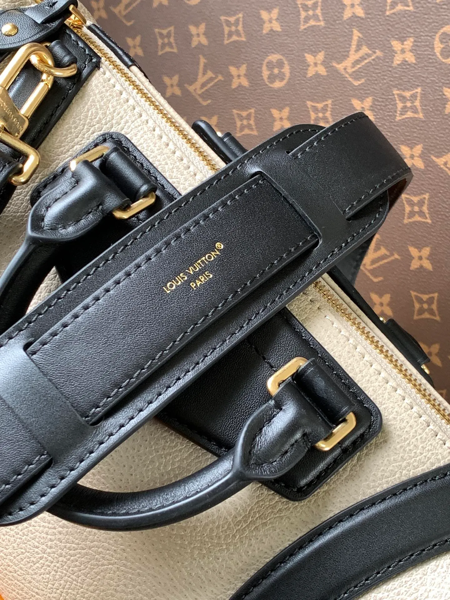💰1420 (top layer leather) small size top original order, transcoding chip black M14623 mini M14514 small size M14700 medium size dark gray M14702 medium size light gray M14721 small size M14721 medium size This Nano LV Rider handbag comes from the 2025 spring and summer series. It is pixelated grain sheep leather blended with smooth cow leather elements, and then LV The Circle logo is the finishing touch with a sophisticated patch. The foldable configuration makes it easy to store in a suitcase, and the modern design adds a rock-n-roll edge to any look.  Mini 10 x 10 x 23 cm Small 12 × 12 × 30 cm Medium 15 × 15 × 38 cm (H x W x L) Sheep leather Cow leather trim Textile lining Metal hardware Zipper closure Side slip straps Internal pocket Holds a 6.7-inch smartphone, Romy card holder and lipstick Shoulder strap: removable, adjustable Strap half-length: 30.0 cm Bag strap half length adjustable to: 45.0 cm Handle: double handle