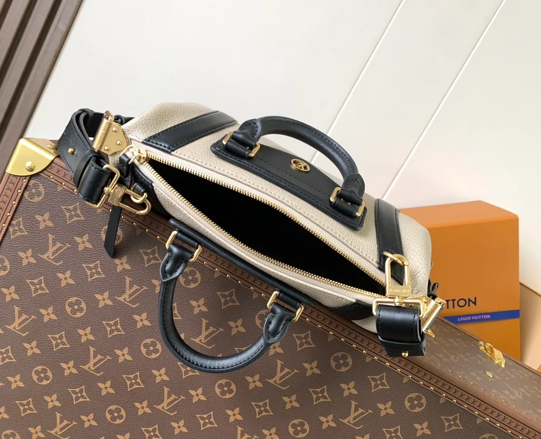 💰1420 (top layer leather) small size top original order, transcoding chip black M14623 mini M14514 small size M14700 medium size dark gray M14702 medium size light gray M14721 small size M14721 medium size This Nano LV Rider handbag comes from the 2025 spring and summer series. It is pixelated grain sheep leather blended with smooth cow leather elements, and then LV The Circle logo is the finishing touch with a sophisticated patch. The foldable configuration makes it easy to store in a suitcase, and the modern design adds a rock-n-roll edge to any look.  Mini 10 x 10 x 23 cm Small 12 × 12 × 30 cm Medium 15 × 15 × 38 cm (H x W x L) Sheep leather Cow leather trim Textile lining Metal hardware Zipper closure Side slip straps Internal pocket Holds a 6.7-inch smartphone, Romy card holder and lipstick Shoulder strap: removable, adjustable Strap half-length: 30.0 cm Bag strap half length adjustable to: 45.0 cm Handle: double handle