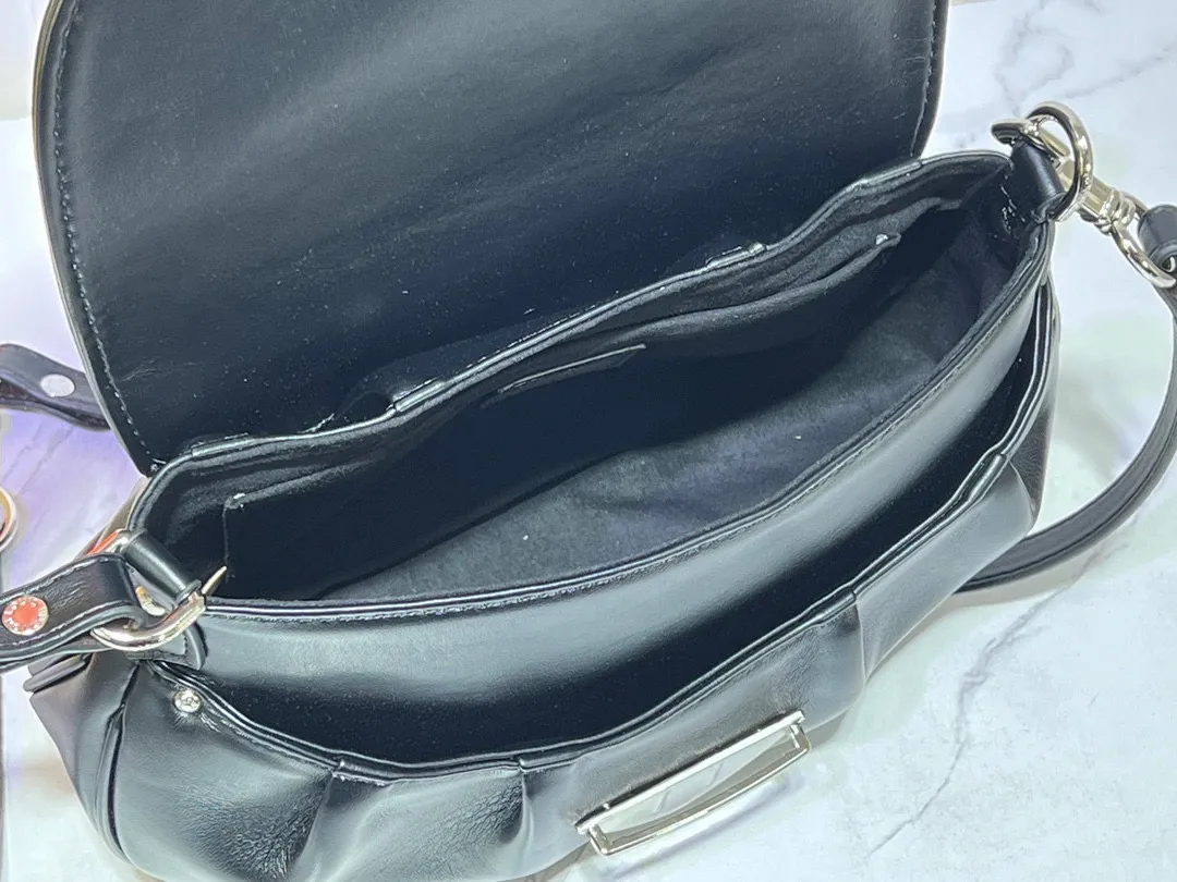 Batch 260💰Upgraded original M46829 black leather gray leather presbyopia Sunset handbag focusing on Monogram Denim canvas. The material is made through multiple processes. The Monogram pattern is woven from cotton yarn certified by the Global Organic Textile Standard and then bleached. The finished product is sand-washed to create a unique look, and branded buckles add an eye-catching touch. 27.0 x 18.0 x 3.0 cm (length x height x width)