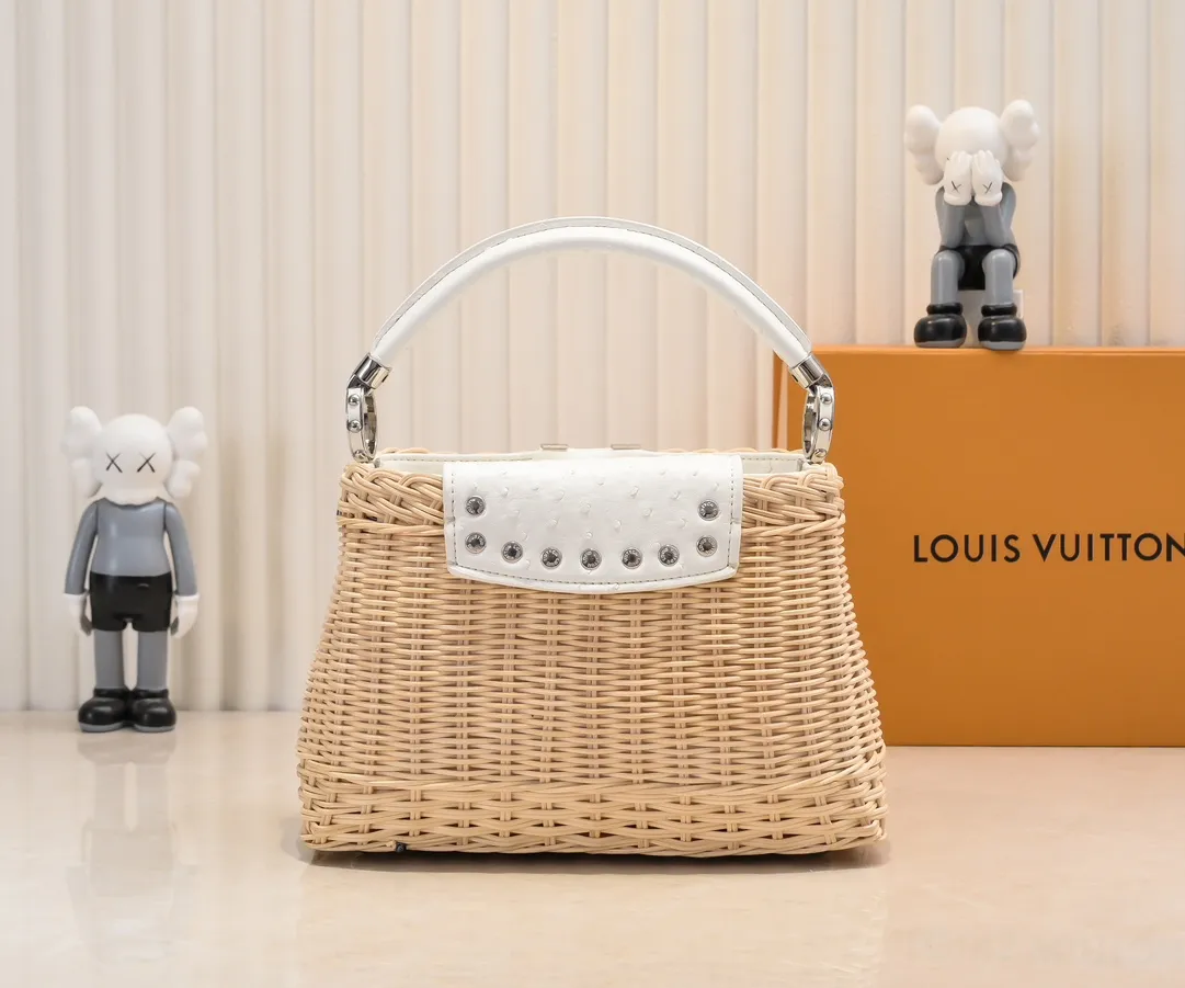 The upgraded version of P680 M11619 crocodile pattern CapucinesBB handbag has a unique rattan weaving structure, paying tribute to the Louis Vuitton picnic box design that came out in 1892. The cow leather shapes the top handle and flap, the LV letters reveal a metallic texture, and the detachable and adjustable leather shoulder strap makes it easy to carry on the shoulder. The gift box packaging provided with this product may be reasonably adjusted depending on the stock situation, and may be different from the packaging style displayed on this product page. Please refer to the actual gift box packaging style received for details. Size:27×17.3×9cm