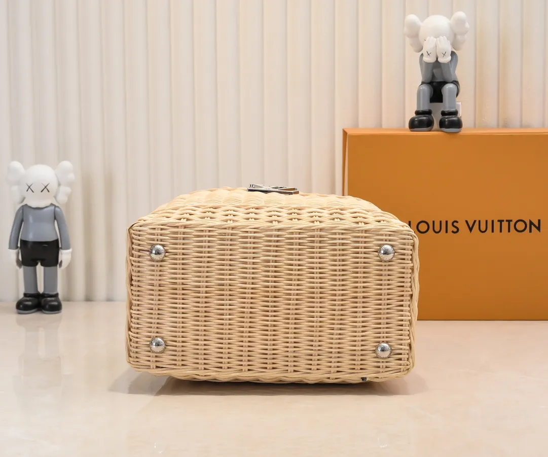 The upgraded version of P680 M11619 crocodile pattern CapucinesBB handbag has a unique rattan weaving structure, paying tribute to the Louis Vuitton picnic box design that came out in 1892. The cow leather shapes the top handle and flap, the LV letters reveal a metallic texture, and the detachable and adjustable leather shoulder strap makes it easy to carry on the shoulder. The gift box packaging provided with this product may be reasonably adjusted depending on the stock situation, and may be different from the packaging style displayed on this product page. Please refer to the actual gift box packaging style received for details. Size:27×17.3×9cm