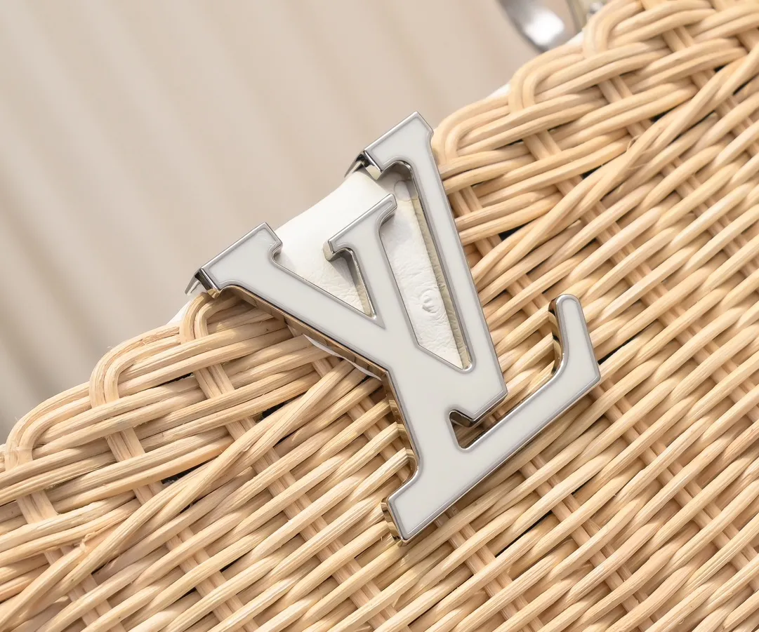 The upgraded version of P680 M11619 crocodile pattern CapucinesBB handbag has a unique rattan weaving structure, paying tribute to the Louis Vuitton picnic box design that came out in 1892. The cow leather shapes the top handle and flap, the LV letters reveal a metallic texture, and the detachable and adjustable leather shoulder strap makes it easy to carry on the shoulder. The gift box packaging provided with this product may be reasonably adjusted depending on the stock situation, and may be different from the packaging style displayed on this product page. Please refer to the actual gift box packaging style received for details. Size:27×17.3×9cm