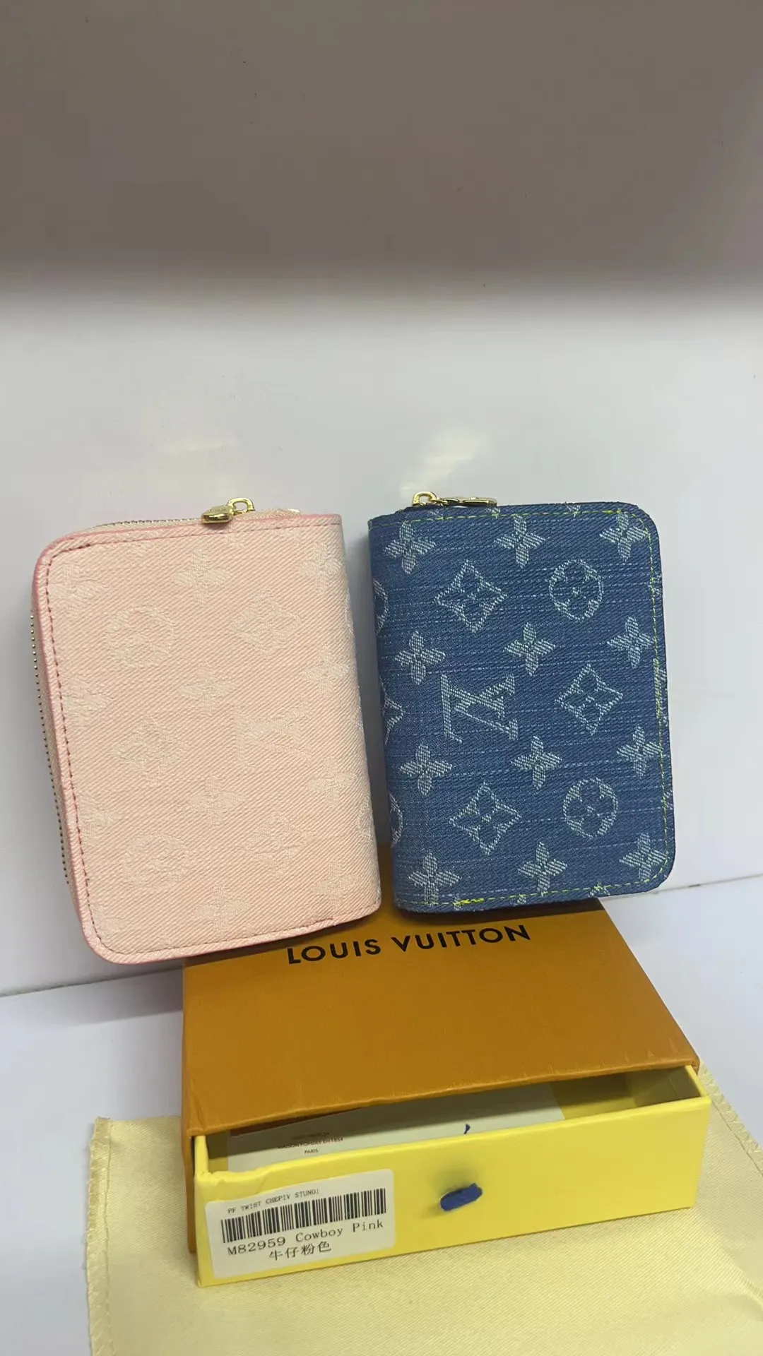 P150💰M83689 83160 This Cléa wallet is made of Monogram Empreinte soft grained cowhide, embellished with Louis Vuitton's iconic Monogram embossed pattern. It has a stylish design, is exquisite and compact but has a spacious capacity. It is equipped with an external patch pocket, zipper coin pocket, banknote compartment and six credit card slots.