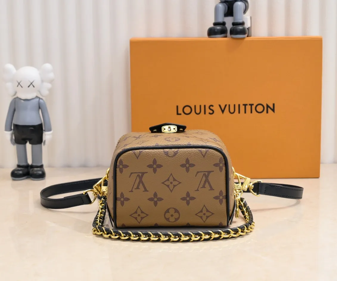 Batch 260💰M47162 Yellow Flower M47096 This Just In Case handbag from the 2024 spring and summer series was designed by designer Nicolas Ghesquière to reinterpret the Louis Vuitton travel tradition with new and fashionable gorgeous elements. The design is made of Monogram Reverse canvas. This must-have travel accessory is designed with Louis Vuitton details in a compact size, making it suitable for carrying smaller accessories to make women's travels more personalized. 13 x 14 x 11.5 cm (length x height x width)