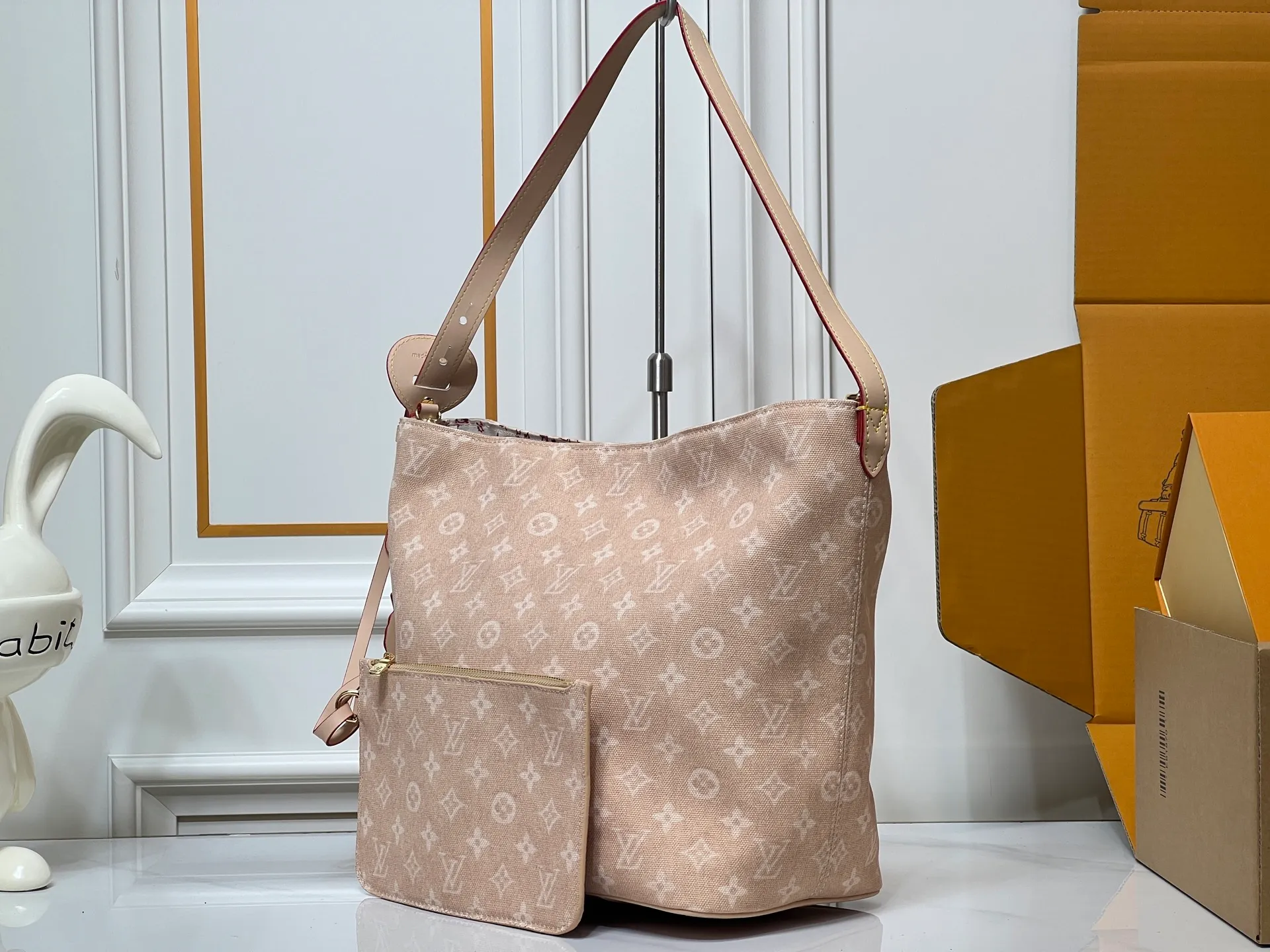 Batch 260💰Upgraded original M25727 M12926 This large All In handbag is from the LV Travels With series, using the Meowgram pattern to highlight the design aesthetics of fashion icon and artist Grace Coddington. The canvas bag body is paired with cow leather trim and a fun cat-shaped key bag. The bucket shape can easily store daily necessities such as a laptop computer, and the detachable zipper bag adds functional considerations. Dimensions: 26 x 31 x 18 (cm) (length x height x width)