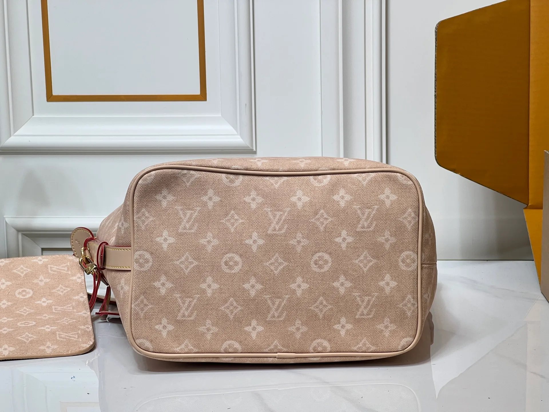 Batch 260💰Upgraded original M25727 M12926 This large All In handbag is from the LV Travels With series, using the Meowgram pattern to highlight the design aesthetics of fashion icon and artist Grace Coddington. The canvas bag body is paired with cow leather trim and a fun cat-shaped key bag. The bucket shape can easily store daily necessities such as a laptop computer, and the detachable zipper bag adds functional considerations. Dimensions: 26 x 31 x 18 (cm) (length x height x width)