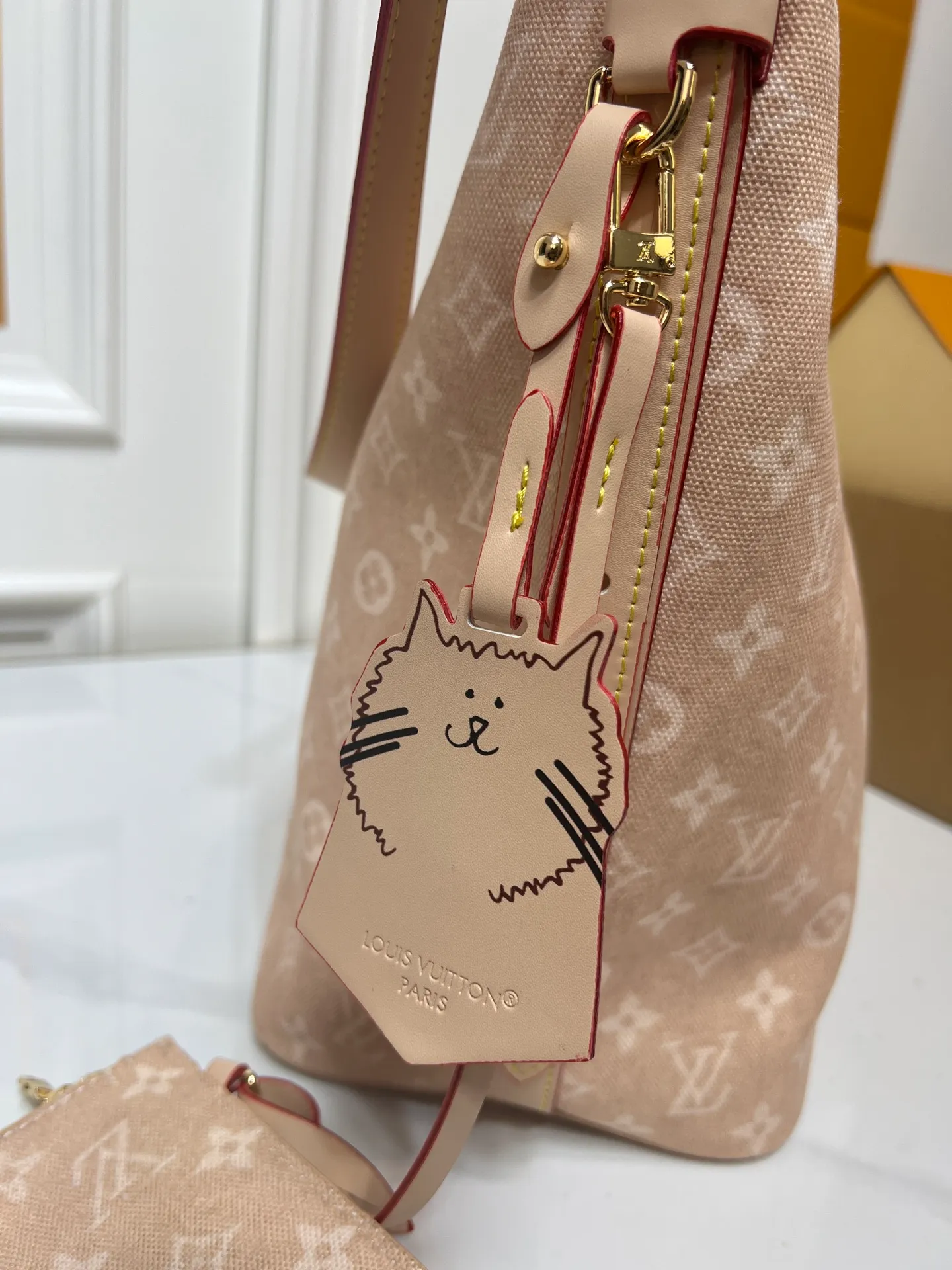 Batch 260💰Upgraded original M25727 M12926 This large All In handbag is from the LV Travels With series, using the Meowgram pattern to highlight the design aesthetics of fashion icon and artist Grace Coddington. The canvas bag body is paired with cow leather trim and a fun cat-shaped key bag. The bucket shape can easily store daily necessities such as a laptop computer, and the detachable zipper bag adds functional considerations. Dimensions: 26 x 31 x 18 (cm) (length x height x width)