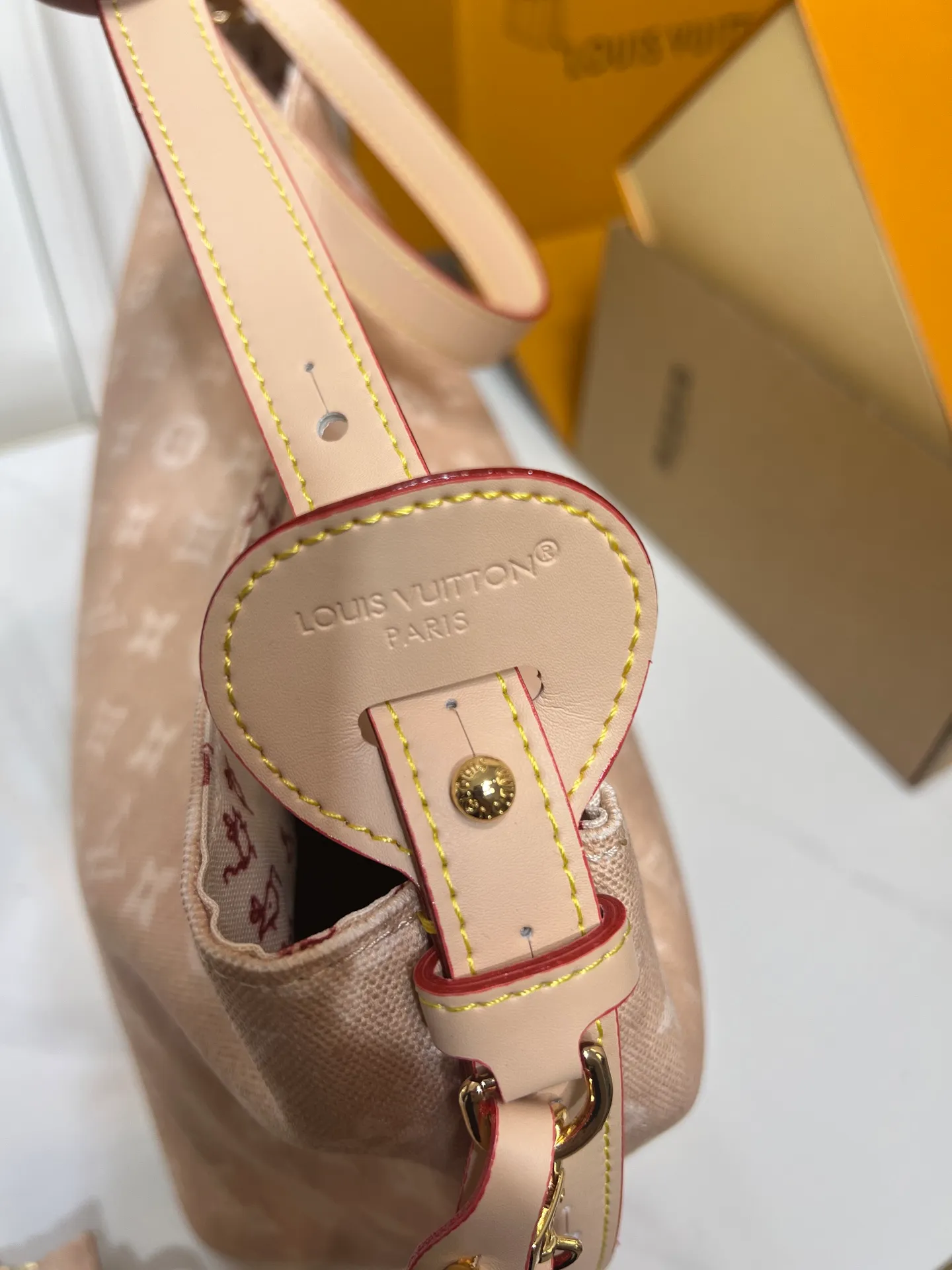 Batch 260💰Upgraded original M25727 M12926 This large All In handbag is from the LV Travels With series, using the Meowgram pattern to highlight the design aesthetics of fashion icon and artist Grace Coddington. The canvas bag body is paired with cow leather trim and a fun cat-shaped key bag. The bucket shape can easily store daily necessities such as a laptop computer, and the detachable zipper bag adds functional considerations. Dimensions: 26 x 31 x 18 (cm) (length x height x width)