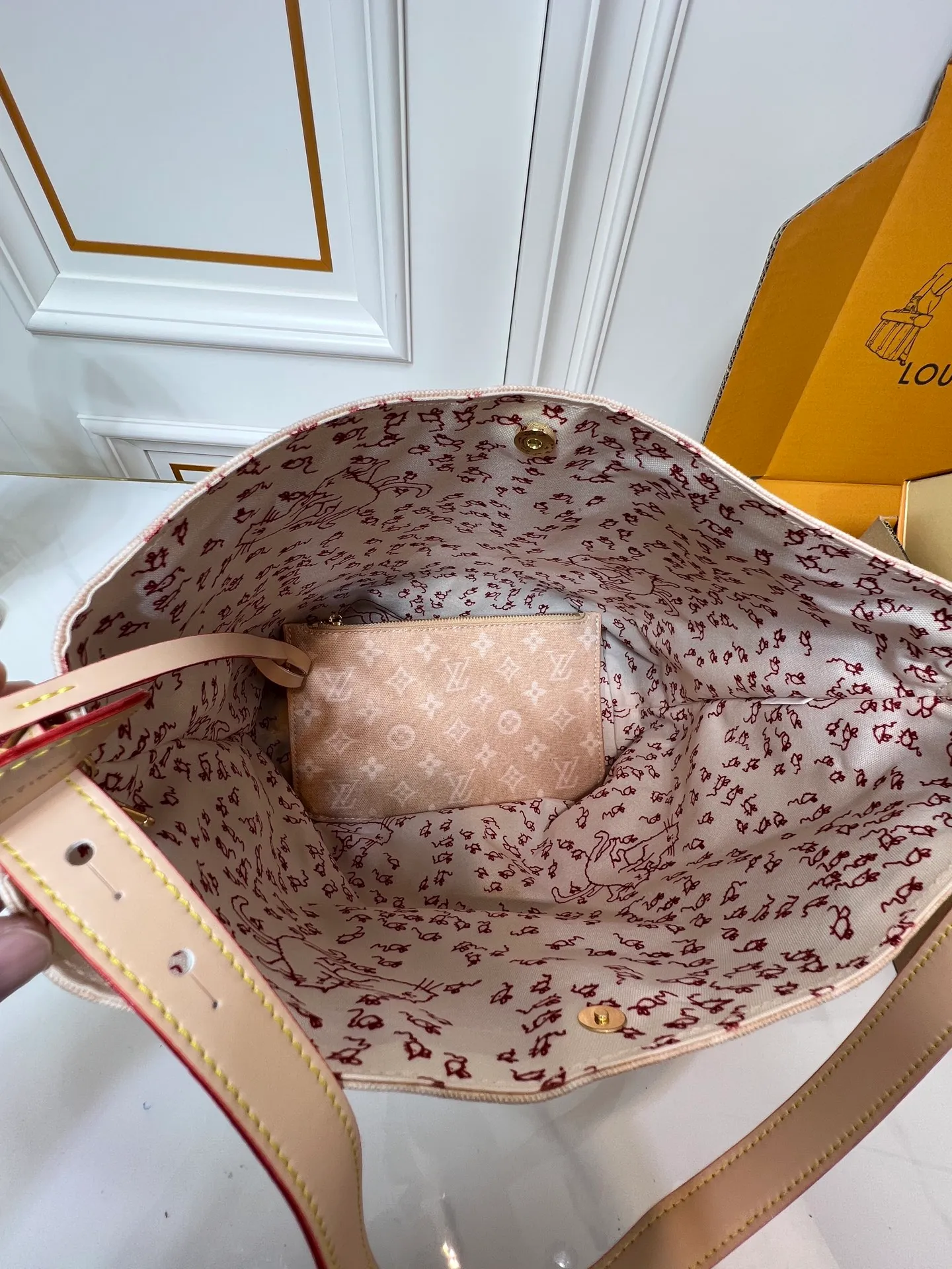 Batch 260💰Upgraded original M25727 M12926 This large All In handbag is from the LV Travels With series, using the Meowgram pattern to highlight the design aesthetics of fashion icon and artist Grace Coddington. The canvas bag body is paired with cow leather trim and a fun cat-shaped key bag. The bucket shape can easily store daily necessities such as a laptop computer, and the detachable zipper bag adds functional considerations. Dimensions: 26 x 31 x 18 (cm) (length x height x width)