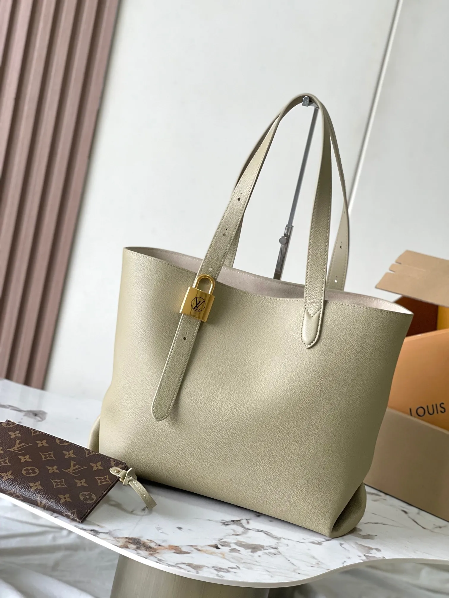 p3000 [Special grade MB chip version original leather] This medium-sized Low Key Cabas handbag is made of soft grained cow leather wrapped with suede leather lining, creating a gorgeous style with ingenuity. Model: M25343 Matcha Green Dynamic Chip Version Material: Grade A all-steel hardware, imported original fabric Packaging: Full set of original factory duty-free MB packaging Size: 47*30*14cM