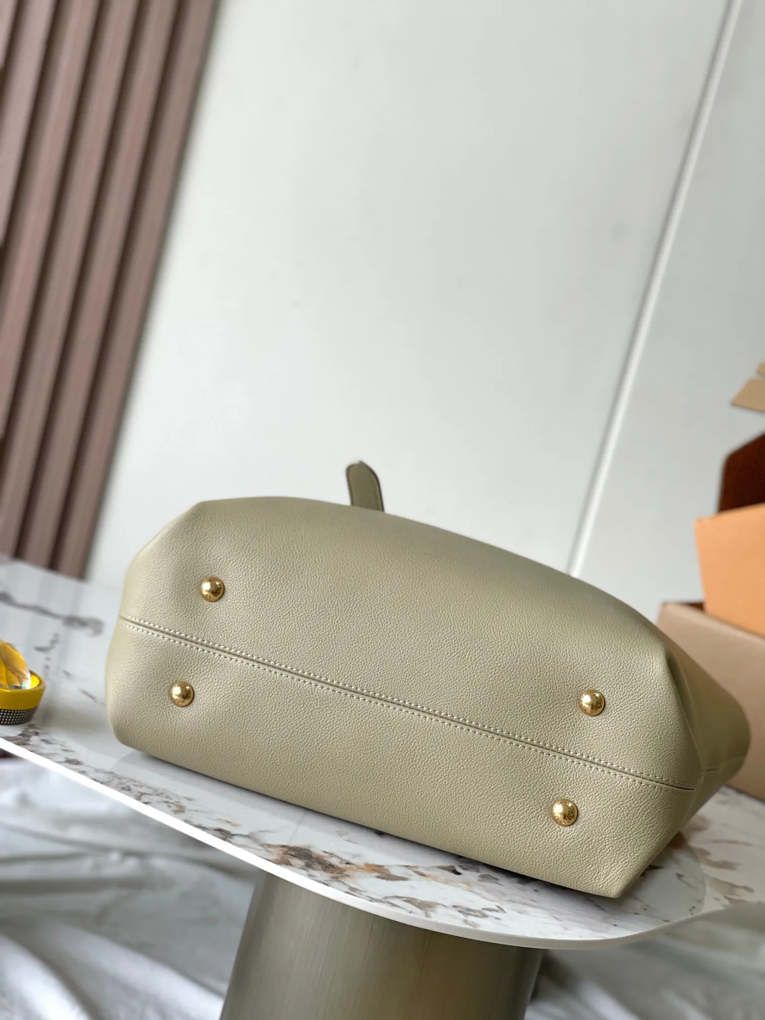 p3000 [Special grade MB chip version original leather] This medium-sized Low Key Cabas handbag is made of soft grained cow leather wrapped with suede leather lining, creating a gorgeous style with ingenuity. Model: M25343 Matcha Green Dynamic Chip Version Material: Grade A all-steel hardware, imported original fabric Packaging: Full set of original factory duty-free MB packaging Size: 47*30*14cM
