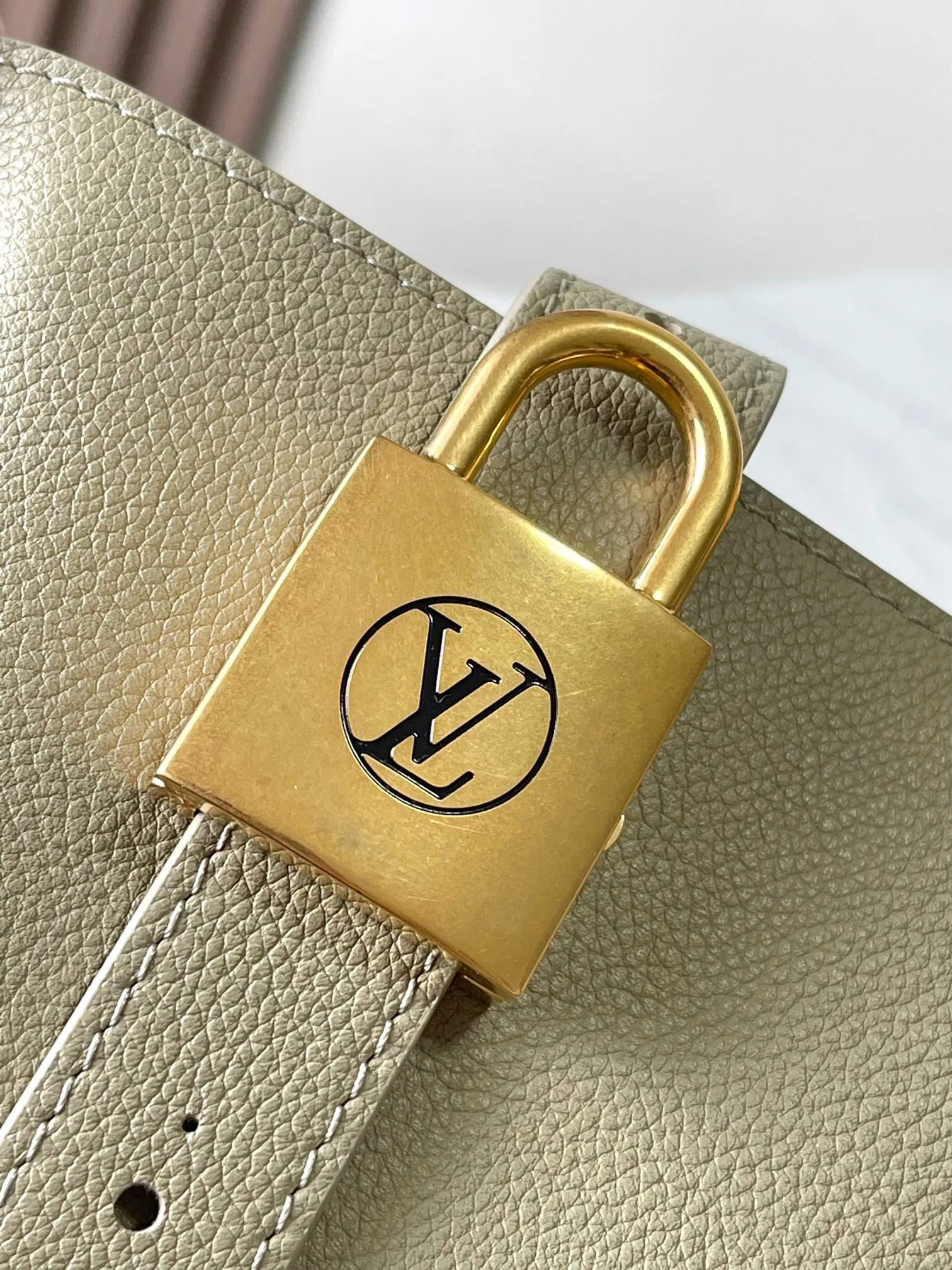 p3000 [Special grade MB chip version original leather] This medium-sized Low Key Cabas handbag is made of soft grained cow leather wrapped with suede leather lining, creating a gorgeous style with ingenuity. Model: M25343 Matcha Green Dynamic Chip Version Material: Grade A all-steel hardware, imported original fabric Packaging: Full set of original factory duty-free MB packaging Size: 47*30*14cM