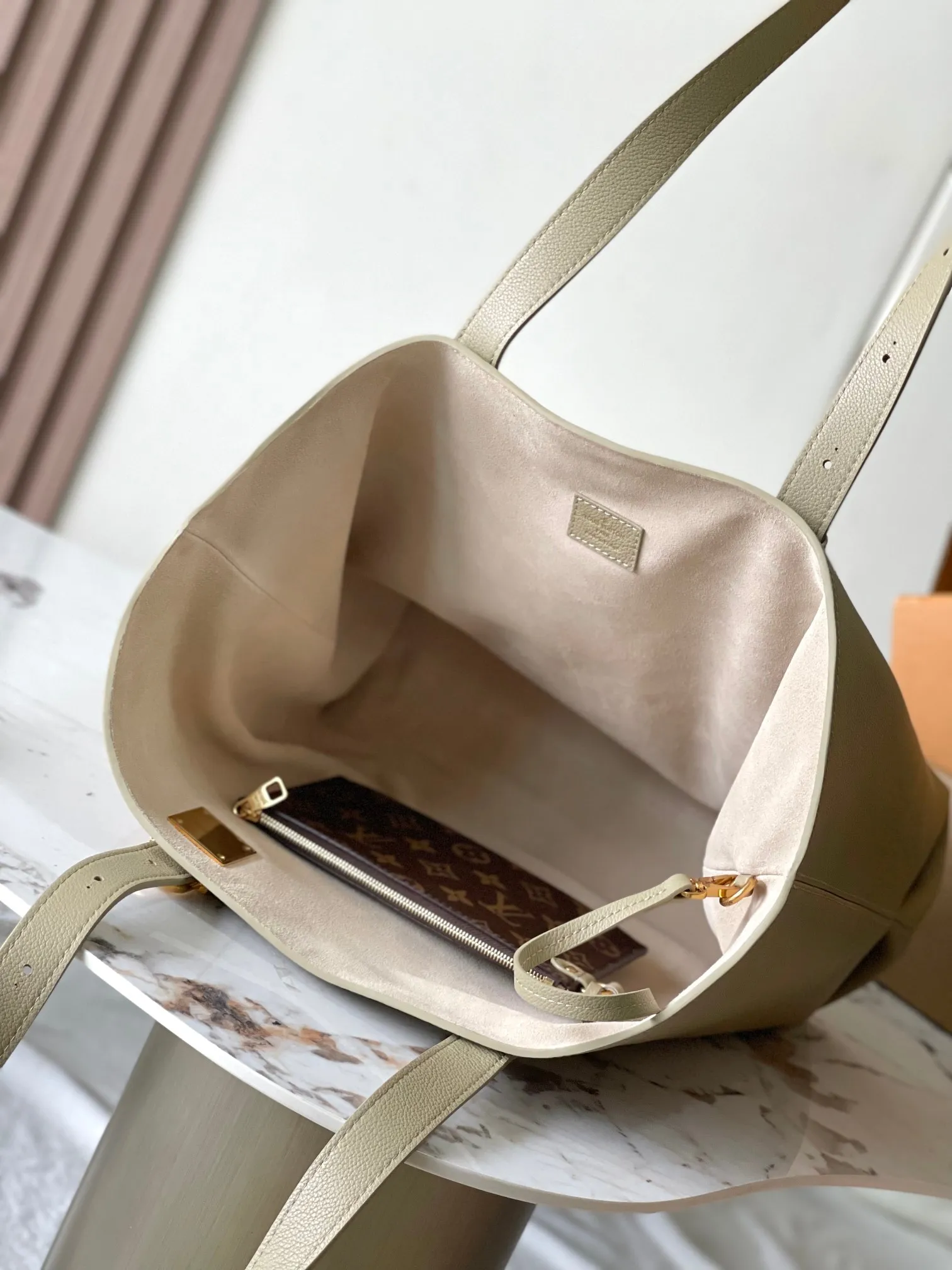p3000 [Special grade MB chip version original leather] This medium-sized Low Key Cabas handbag is made of soft grained cow leather wrapped with suede leather lining, creating a gorgeous style with ingenuity. Model: M25343 Matcha Green Dynamic Chip Version Material: Grade A all-steel hardware, imported original fabric Packaging: Full set of original factory duty-free MB packaging Size: 47*30*14cM