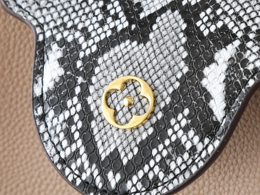 💰340💰Guangzhou goods Upgraded original M80071 M80041 M81410 M81258 M98477 This Capucines handbag displays the subtle sheen of the delicate Taurillon leather and python leather handles, embellished with iconic letters. The detachable wide shoulder strap allows the compact size to be worn on the shoulder or cross-body. Dimensions: 27.0 x 17.3 x 9.0 cm