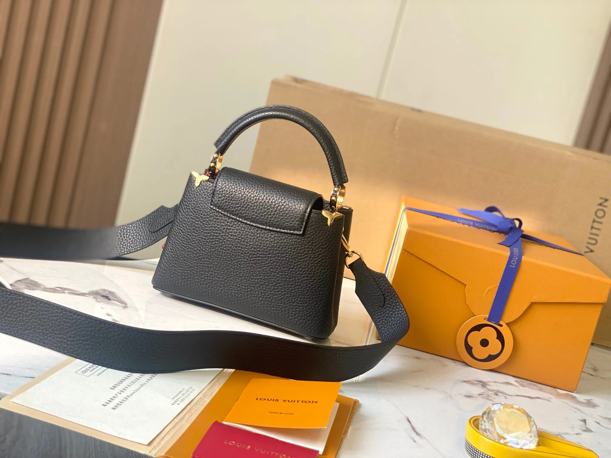 P2400 [Special quality original leather 💋 M23330 black upgraded version hardware] Capucines mini handbag, this Capucines Flower Crown handbag is made of full-grain Taurillon leather embellished with Monogram flowers. Each flower is shaped by exquisite shells. The LV logo and flowers echo each other, giving this soft handbag a jewel-like luster. Use the detachable shoulder strap cleverly to switch between shoulder and crossbody styles! Size: 21*14*8Cm
