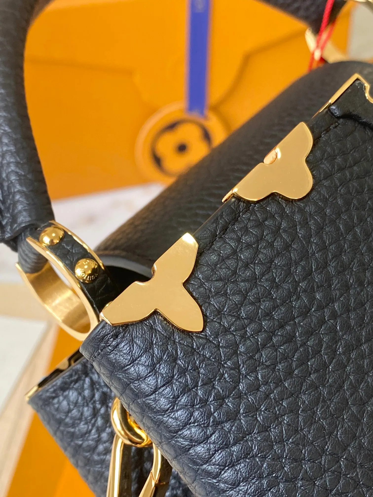 P2400 [Special quality original leather 💋 M23330 black upgraded version hardware] Capucines mini handbag, this Capucines Flower Crown handbag is made of full-grain Taurillon leather embellished with Monogram flowers. Each flower is shaped by exquisite shells. The LV logo and flowers echo each other, giving this soft handbag a jewel-like luster. Use the detachable shoulder strap cleverly to switch between shoulder and crossbody styles! Size: 21*14*8Cm