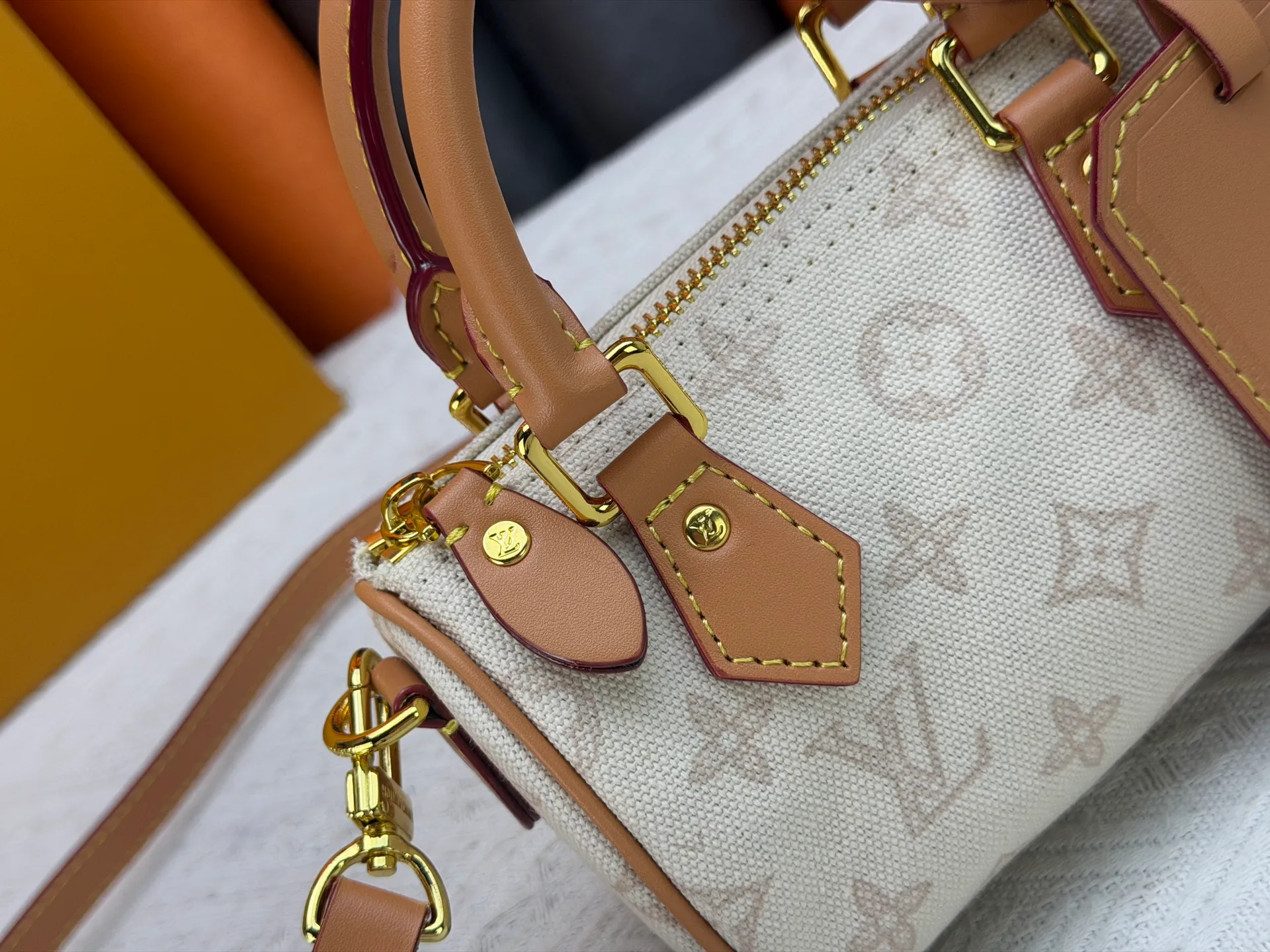 P220 M28322 Red M28323 M27610 M81085 [Exclusive background shot] This Nano Speedy handbag condenses the configuration of Louis Vuitton's classic Speedy handbag. It is made of Monogram canvas with distressed cow leather details and dazzling metal parts, making it easy to carry with you every day. The handles and removable and adjustable shoulder strap allow for a variety of styling possibilities. 16.0 x 10.0 x 7.5 cm (L x H x W) • Monogram coated canvas • Cow leather trim • Metal hardware • Zipper closure • Space to store daily necessities such as a 6.1-inch smartphone, card holder and lipstick • Shoulder strap: removable, adjustable • Half-length strap: 45.5 cm • Half-length strap adjustable to: 54.0 cm • Handle: Double handle
