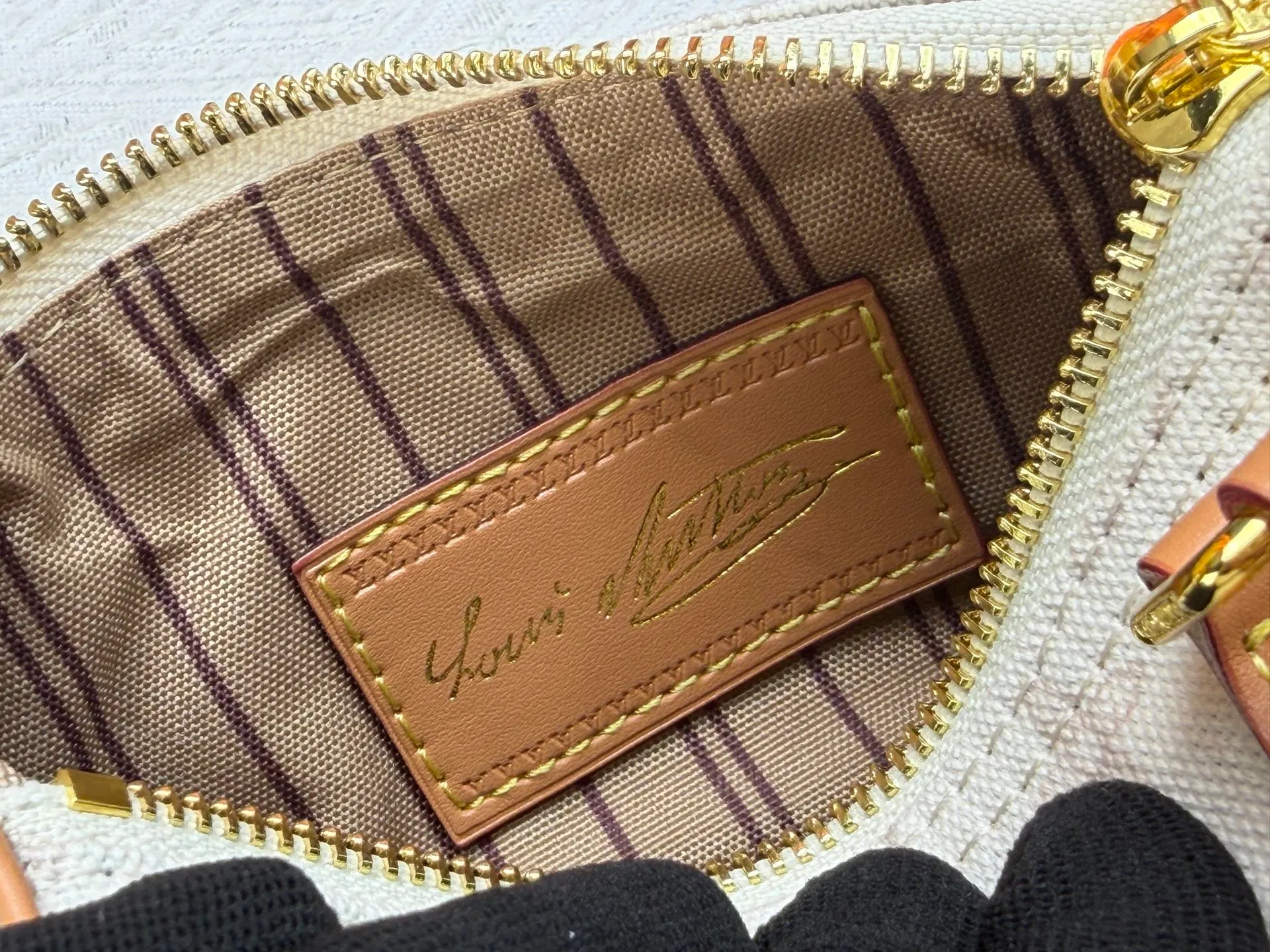 P220 M28322 Red M28323 M27610 M81085 [Exclusive background shot] This Nano Speedy handbag condenses the configuration of Louis Vuitton's classic Speedy handbag. It is made of Monogram canvas with distressed cow leather details and dazzling metal parts, making it easy to carry with you every day. The handles and removable and adjustable shoulder strap allow for a variety of styling possibilities. 16.0 x 10.0 x 7.5 cm (L x H x W) • Monogram coated canvas • Cow leather trim • Metal hardware • Zipper closure • Space to store daily necessities such as a 6.1-inch smartphone, card holder and lipstick • Shoulder strap: removable, adjustable • Half-length strap: 45.5 cm • Half-length strap adjustable to: 54.0 cm • Handle: Double handle