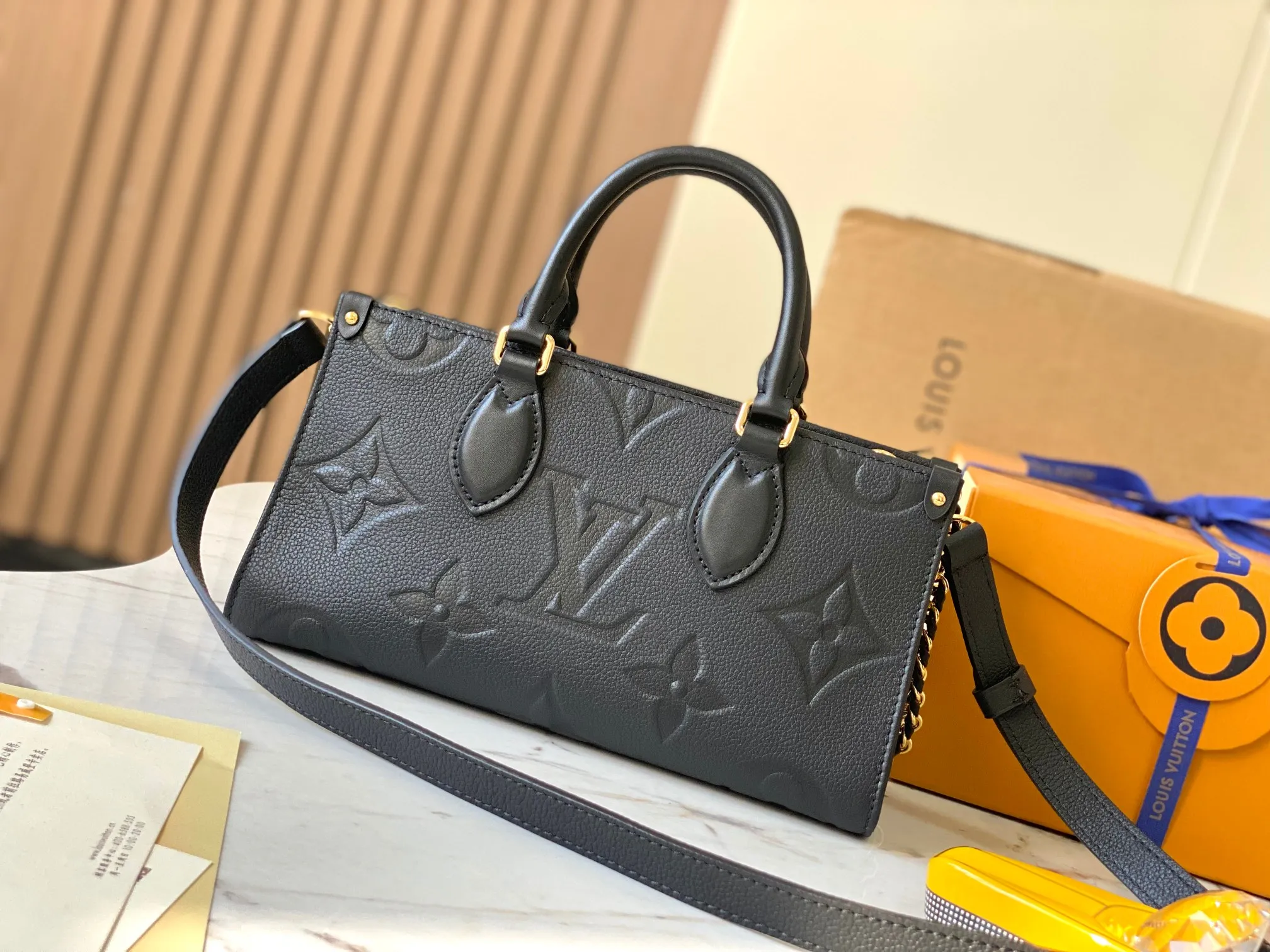 P2160 [Special Grade All-Steel Original Leather 💋 M23640 Black] [OnTheGo East West Handbag] Introducing the Ays OnTheGo small tote bag design, using Monogram Empreinte leather to reinterpret the ample configuration of East West. The Giant Monogram is embossed on the leather body, and the neat interior can store daily necessities. The top handle and removable leather chain strap allow for multiple carry options.  Dimensions: 25.0 x 13.0 x 10.0 cm