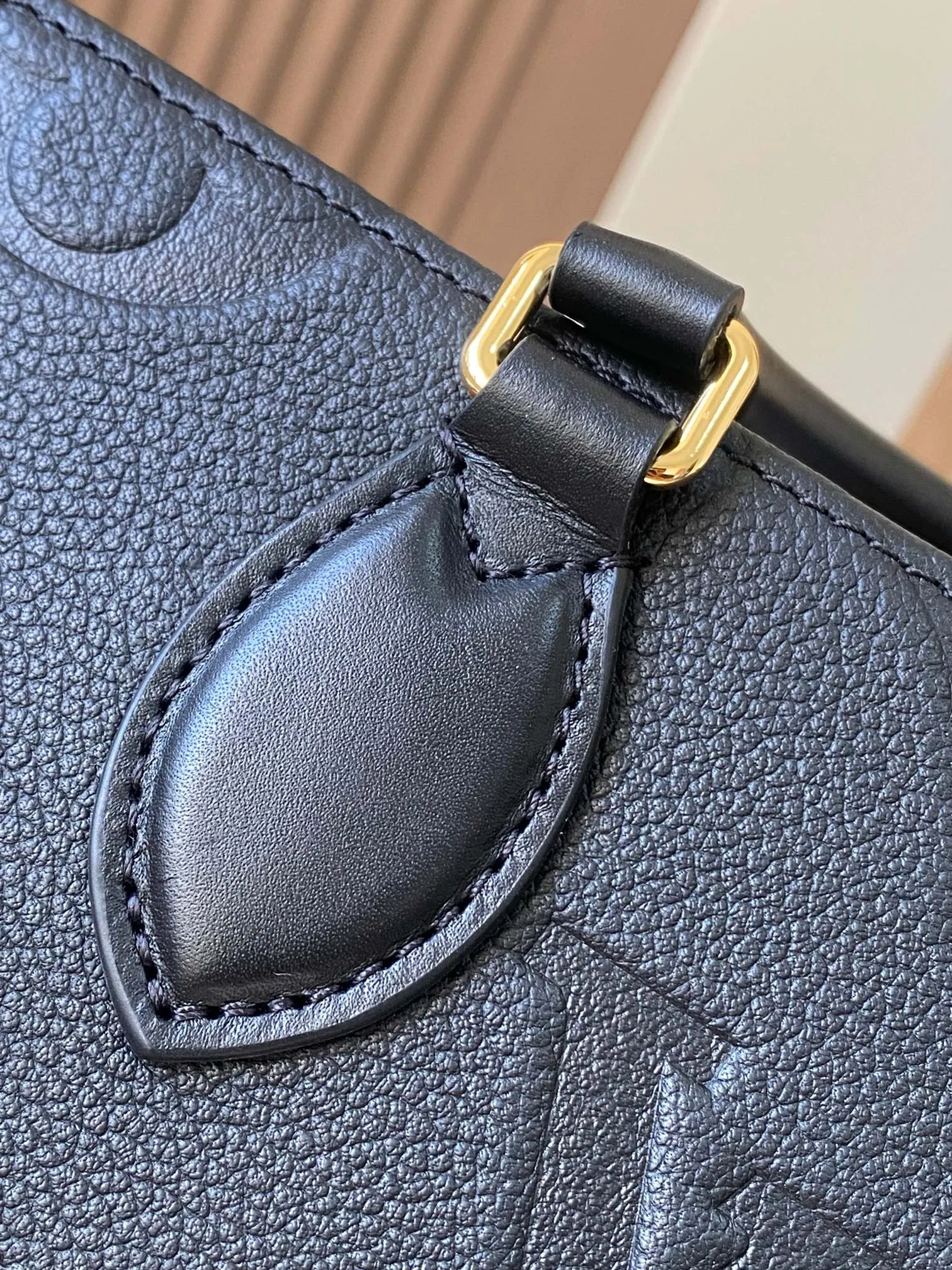 P2160 [Special Grade All-Steel Original Leather 💋 M23640 Black] [OnTheGo East West Handbag] Introducing the Ays OnTheGo small tote bag design, using Monogram Empreinte leather to reinterpret the ample configuration of East West. The Giant Monogram is embossed on the leather body, and the neat interior can store daily necessities. The top handle and removable leather chain strap allow for multiple carry options.  Dimensions: 25.0 x 13.0 x 10.0 cm
