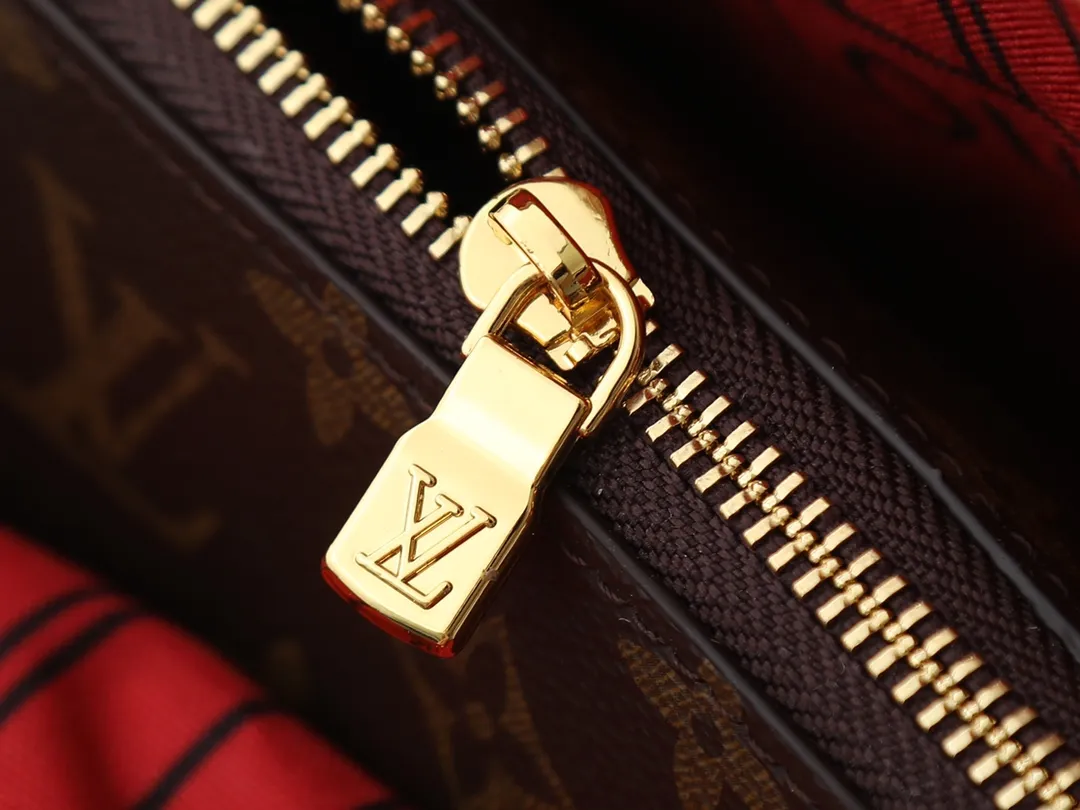 💰260💰Upgraded original M15208 M25774 This Louis Vuitton Ever More PM handbag is made of classic Monogram canvas, with light-colored cowhide trim, decorated with a metal chain and padlock design, and has both hand-held and shoulder functions. It is the brand's modern interpretation of retro bags, integrating classic elements and contemporary design, showing an elegant retro style in the 2025 retro trend. It is suitable for daily commuting, leisure and other occasions. It is a fashionable and practical item. Dimensions: 35.0 x 21.0 x 12.0 cm