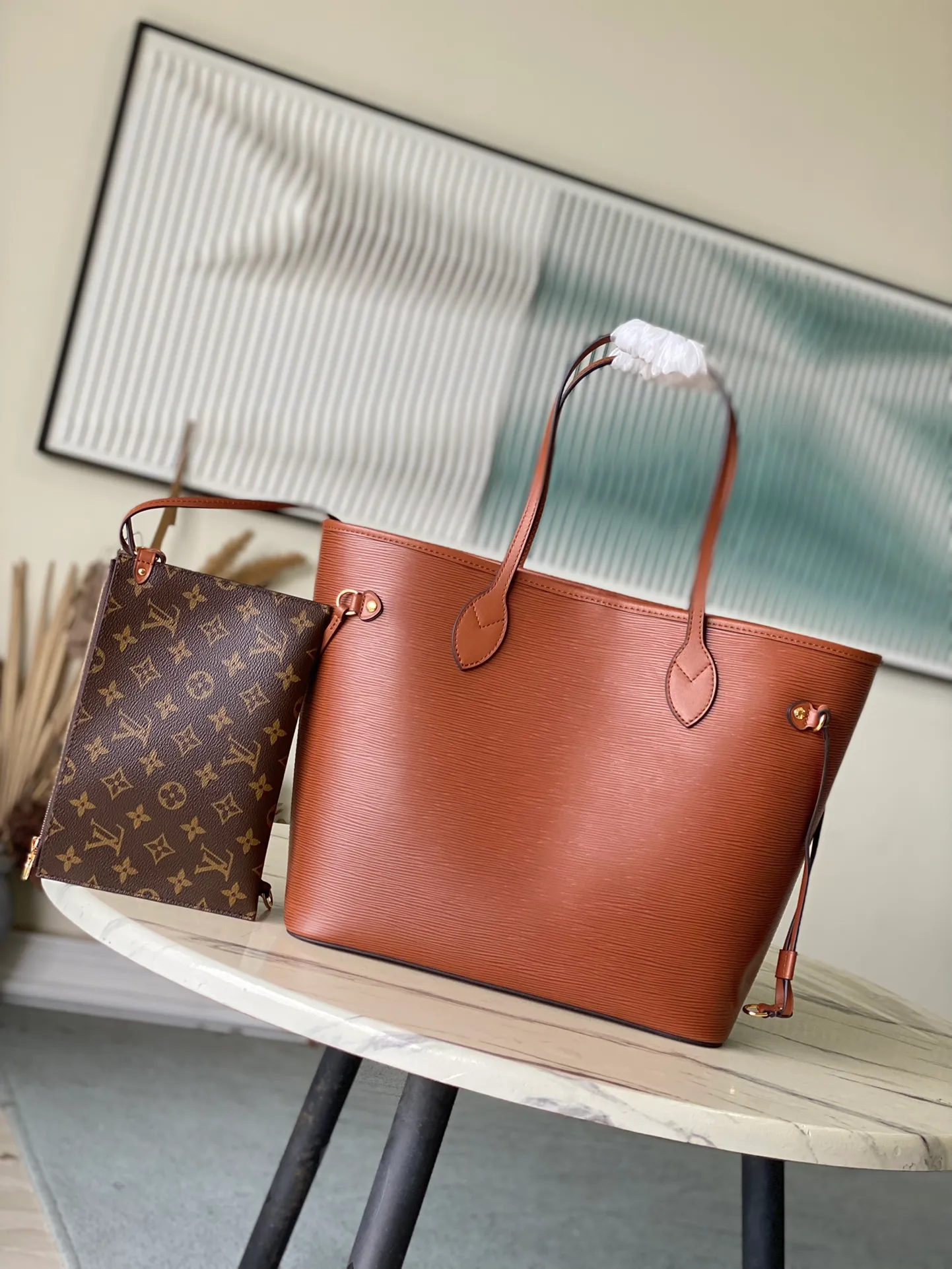 💰1320 (first-grain leather) top-quality original M12467 brown. This classic Neverfull MM handbag combines timeless design and traditional details. It is very suitable for carrying to work and other occasions. The new version is made from signature Epi leather and has adjustable elastic straps on both sides to create a tight silhouette. The interior of the bag is spacious enough to store a 13-inch laptop, and the detachable zippered storage bag can be used as a clutch or as an extra pocket to store valuables. Dimensions: 31 x 28 x 14 cm (length x height x width)