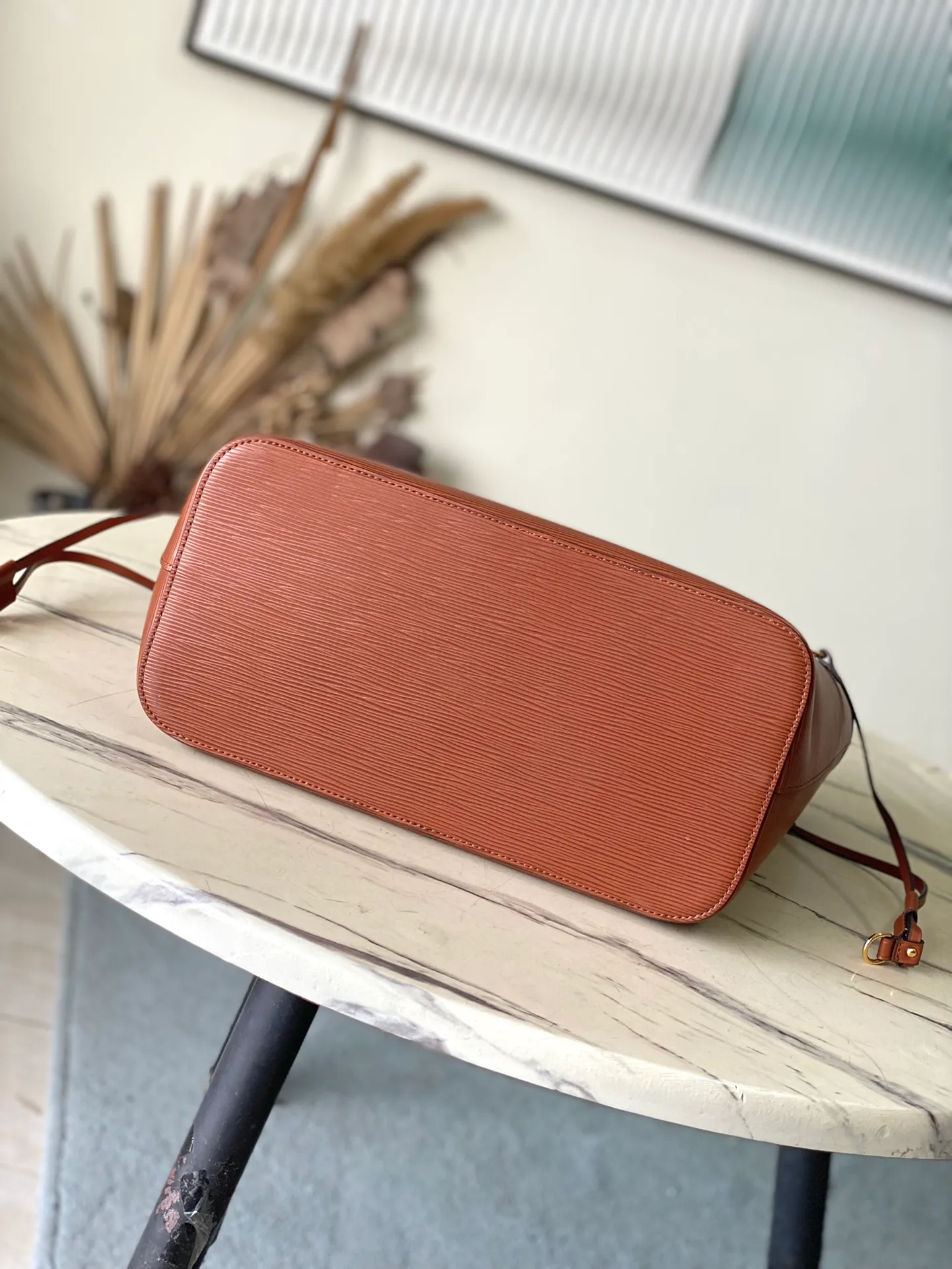 💰1320 (first-grain leather) top-quality original M12467 brown. This classic Neverfull MM handbag combines timeless design and traditional details. It is very suitable for carrying to work and other occasions. The new version is made from signature Epi leather and has adjustable elastic straps on both sides to create a tight silhouette. The interior of the bag is spacious enough to store a 13-inch laptop, and the detachable zippered storage bag can be used as a clutch or as an extra pocket to store valuables. Dimensions: 31 x 28 x 14 cm (length x height x width)