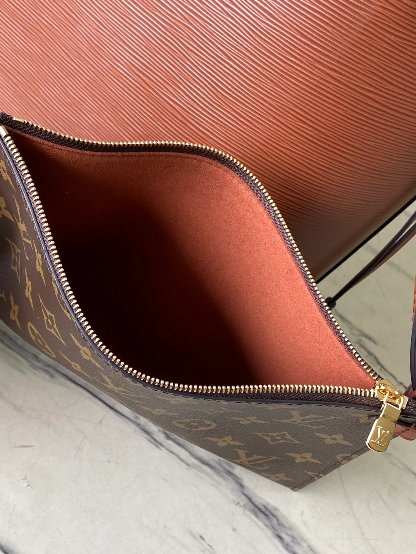 💰1320 (first-grain leather) top-quality original M12467 brown. This classic Neverfull MM handbag combines timeless design and traditional details. It is very suitable for carrying to work and other occasions. The new version is made from signature Epi leather and has adjustable elastic straps on both sides to create a tight silhouette. The interior of the bag is spacious enough to store a 13-inch laptop, and the detachable zippered storage bag can be used as a clutch or as an extra pocket to store valuables. Dimensions: 31 x 28 x 14 cm (length x height x width)