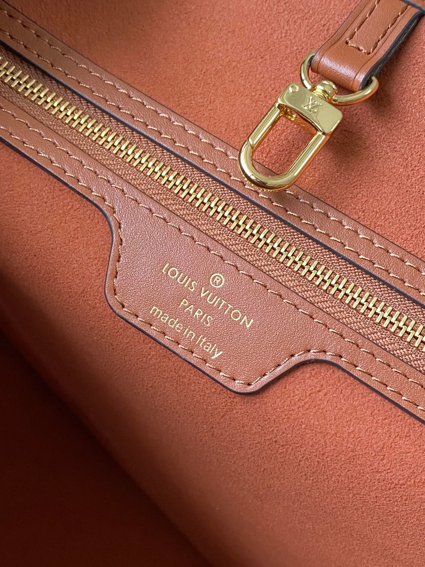 💰1320 (first-grain leather) top-quality original M12467 brown. This classic Neverfull MM handbag combines timeless design and traditional details. It is very suitable for carrying to work and other occasions. The new version is made from signature Epi leather and has adjustable elastic straps on both sides to create a tight silhouette. The interior of the bag is spacious enough to store a 13-inch laptop, and the detachable zippered storage bag can be used as a clutch or as an extra pocket to store valuables. Dimensions: 31 x 28 x 14 cm (length x height x width)
