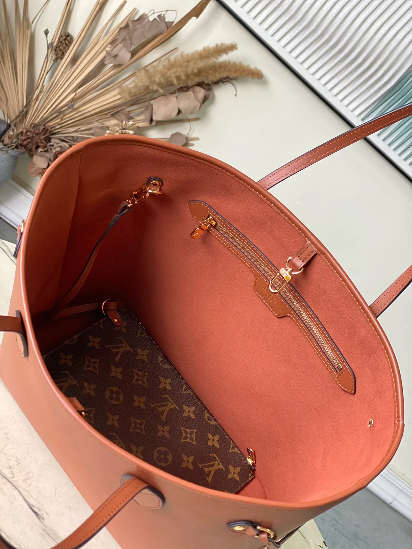 💰1320 (first-grain leather) top-quality original M12467 brown. This classic Neverfull MM handbag combines timeless design and traditional details. It is very suitable for carrying to work and other occasions. The new version is made from signature Epi leather and has adjustable elastic straps on both sides to create a tight silhouette. The interior of the bag is spacious enough to store a 13-inch laptop, and the detachable zippered storage bag can be used as a clutch or as an extra pocket to store valuables. Dimensions: 31 x 28 x 14 cm (length x height x width)