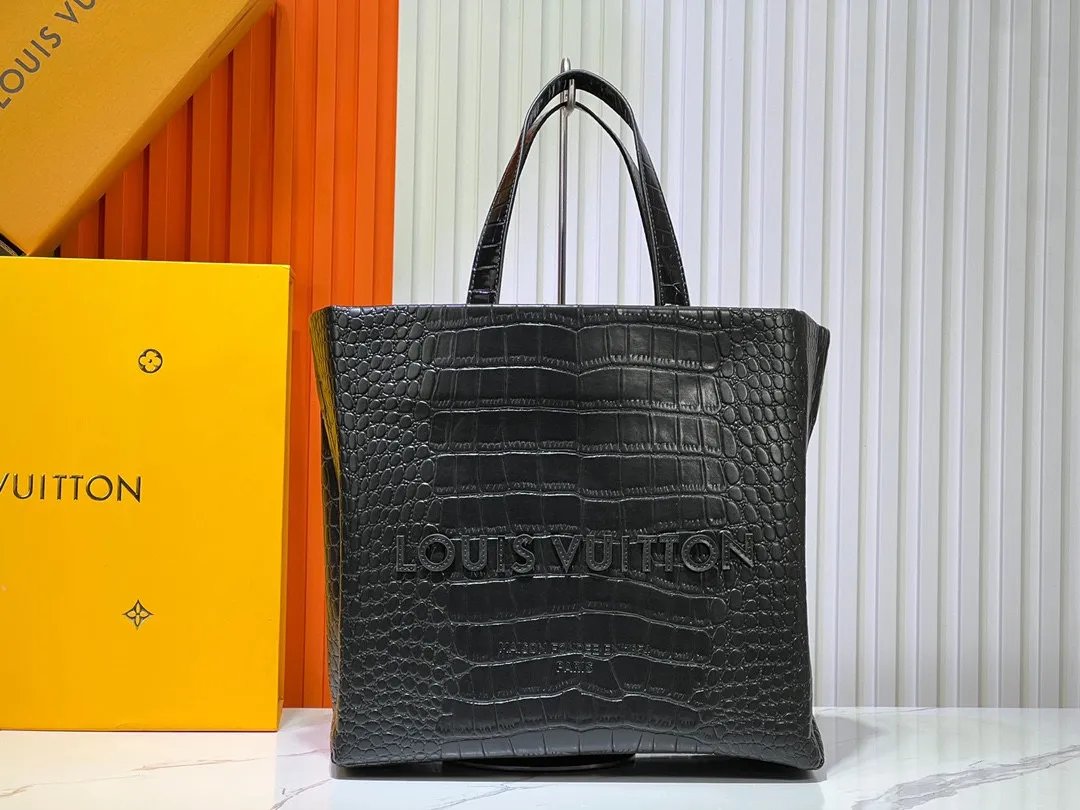 Batch 320💰Medium M24457 This medium Shopper handbag draws inspiration from Louis Vuitton shopping bags, with the words Louis Vuitton and Maison Fondée En 1854 written on soft cow leather, with a top handle and a detachable shoulder strap. Dimensions: 34x31x14cm