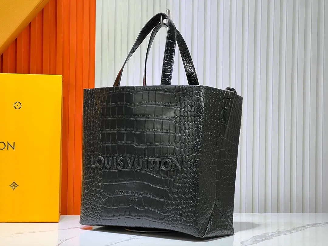 Batch 320💰Medium M24457 This medium Shopper handbag draws inspiration from Louis Vuitton shopping bags, with the words Louis Vuitton and Maison Fondée En 1854 written on soft cow leather, with a top handle and a detachable shoulder strap. Dimensions: 34x31x14cm