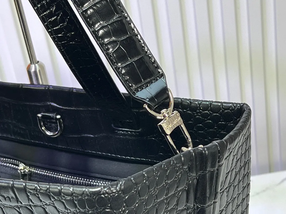 Batch 320💰Medium M24457 This medium Shopper handbag draws inspiration from Louis Vuitton shopping bags, with the words Louis Vuitton and Maison Fondée En 1854 written on soft cow leather, with a top handle and a detachable shoulder strap. Dimensions: 34x31x14cm