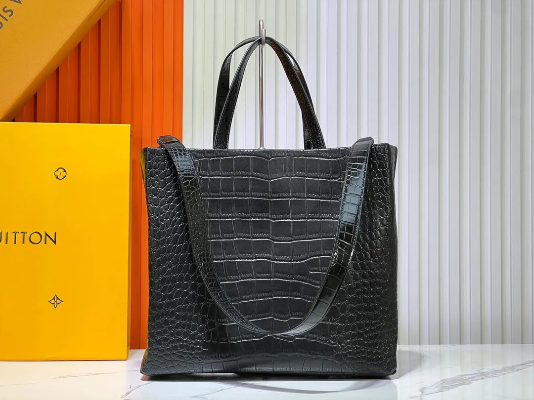 Batch 320💰Medium M24457 This medium Shopper handbag draws inspiration from Louis Vuitton shopping bags, with the words Louis Vuitton and Maison Fondée En 1854 written on soft cow leather, with a top handle and a detachable shoulder strap. Dimensions: 34x31x14cm
