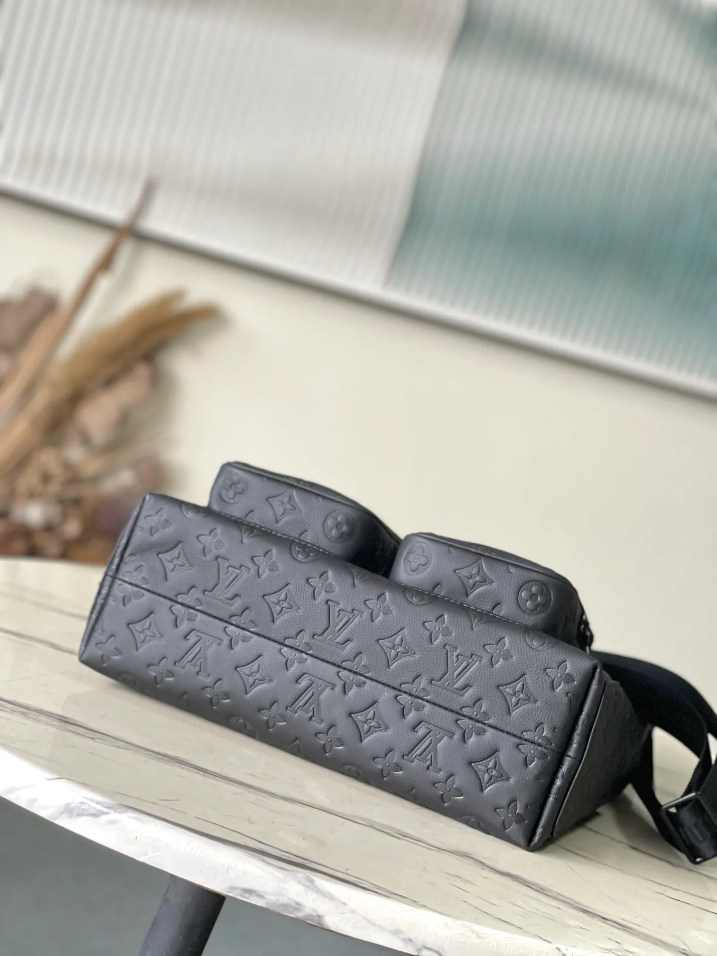 💰1180 (top-grain leather) top original order M14778 This HoboCargo handbag is made of soft Monogram Shadow cow leather, with Monogram embossed pattern to reveal an elegant atmosphere, and multiple pockets are used to show its functionality. The matte texture conveys handsome style, making it a dynamic choice for daily travel. Dimensions: 34.5 × 27 × 19.7 cm